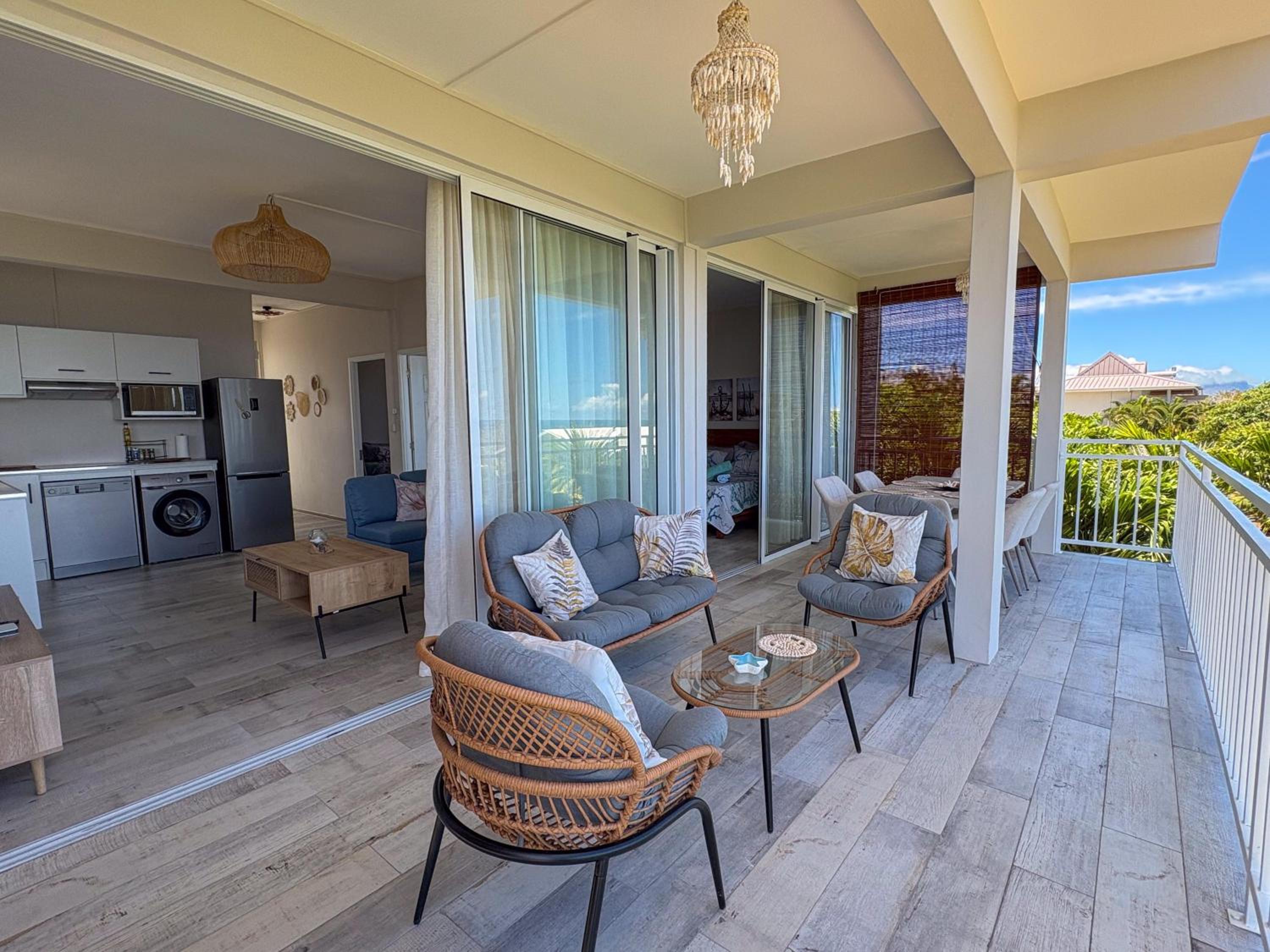 LAKAZ DEL VISTA - Luxurious new apartments with panoramic sea views, pool & garden retreat