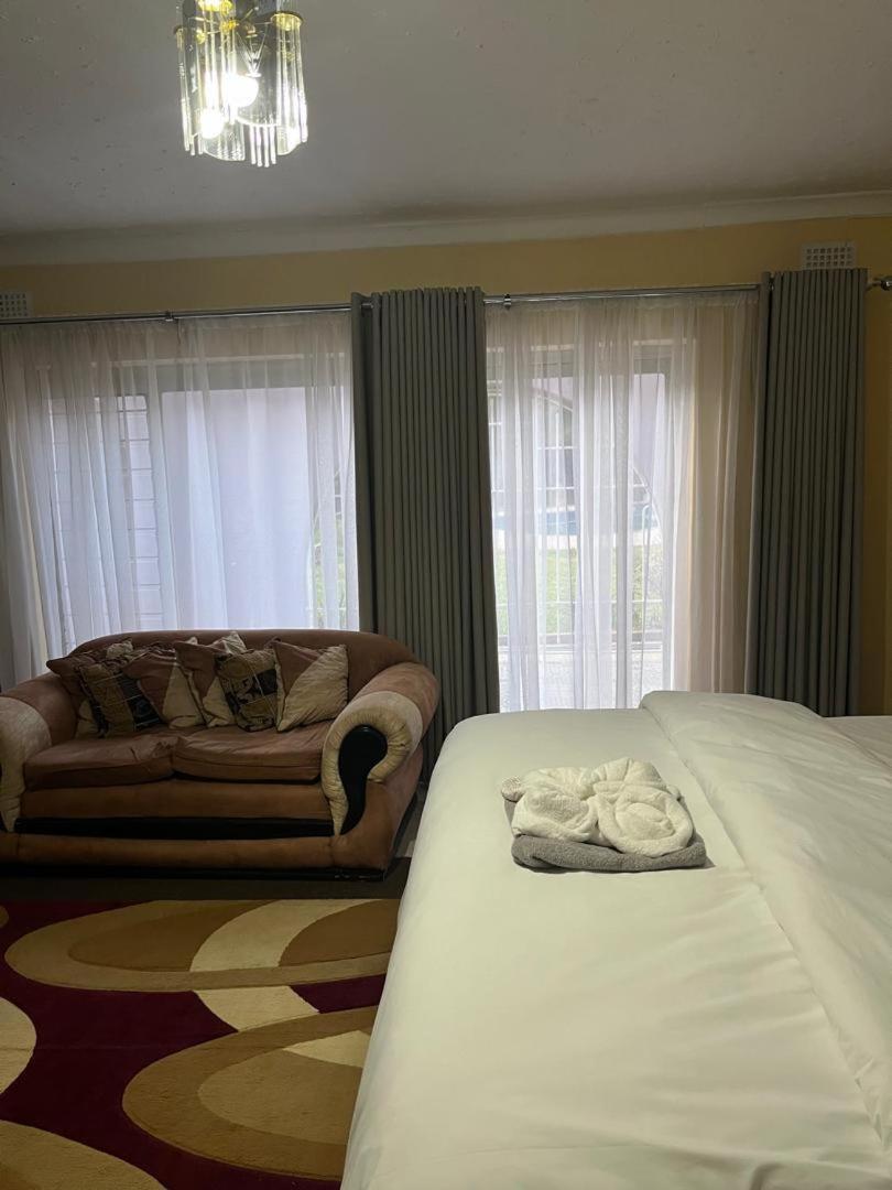 Peaceful 4-Bedroom Retreat with Lush Gardens Pool – Highlands - 2346