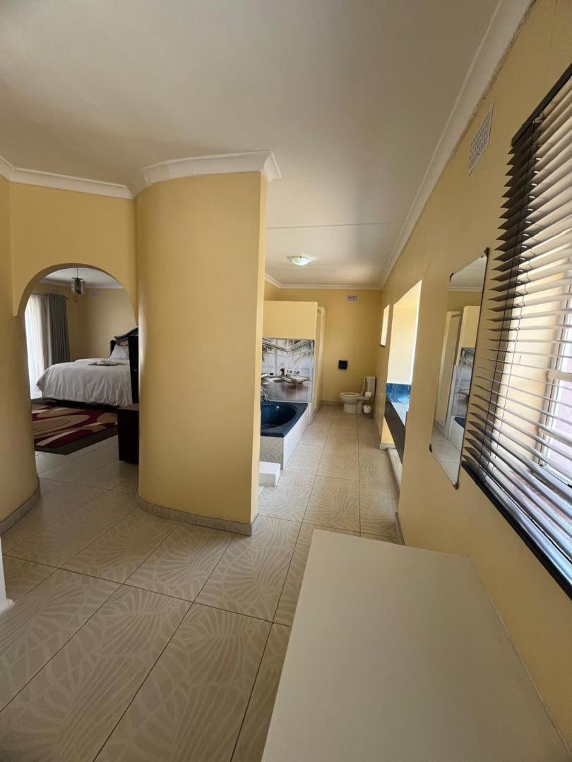 Peaceful 4-Bedroom Retreat with Lush Gardens Pool – Highlands - 2346