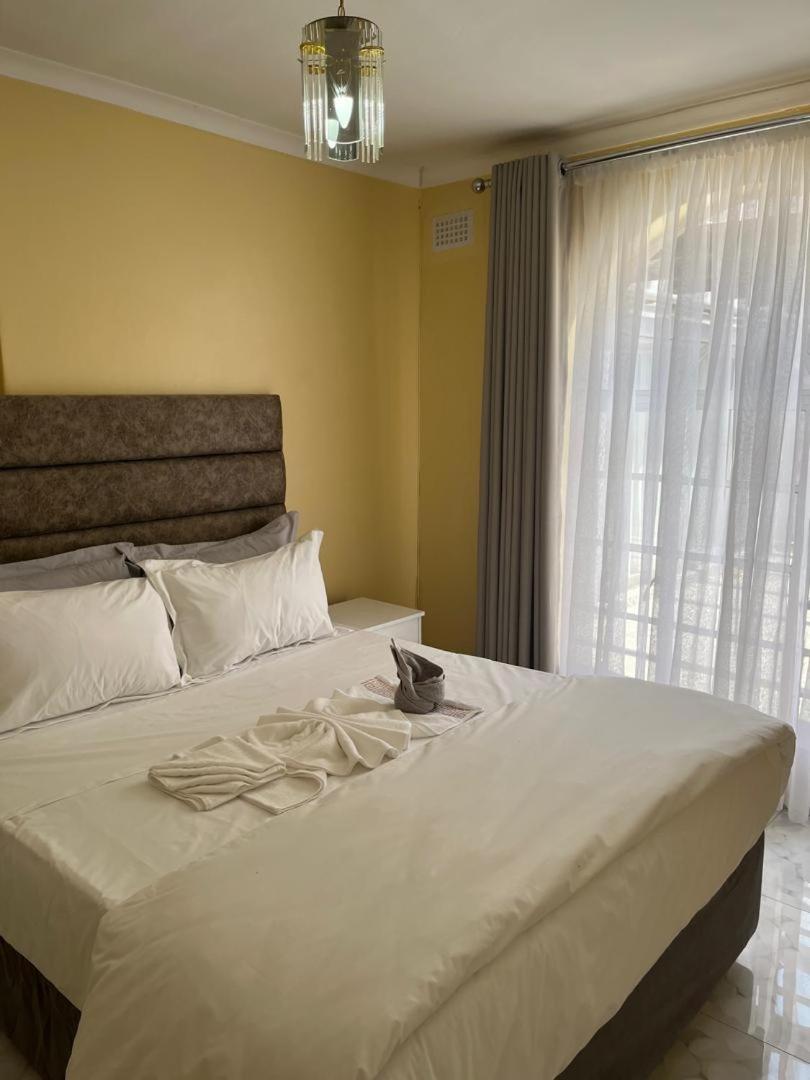 Peaceful 4-Bedroom Retreat with Lush Gardens Pool – Highlands - 2346