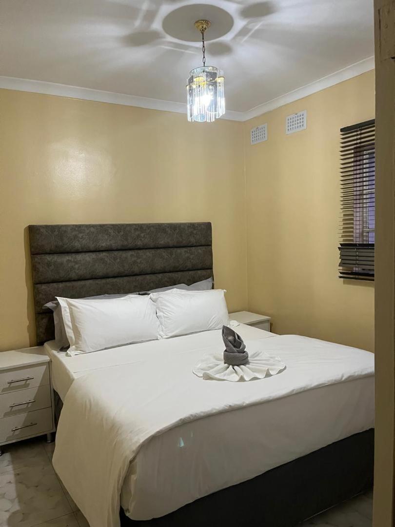 Peaceful 4-Bedroom Retreat with Lush Gardens Pool – Highlands - 2346