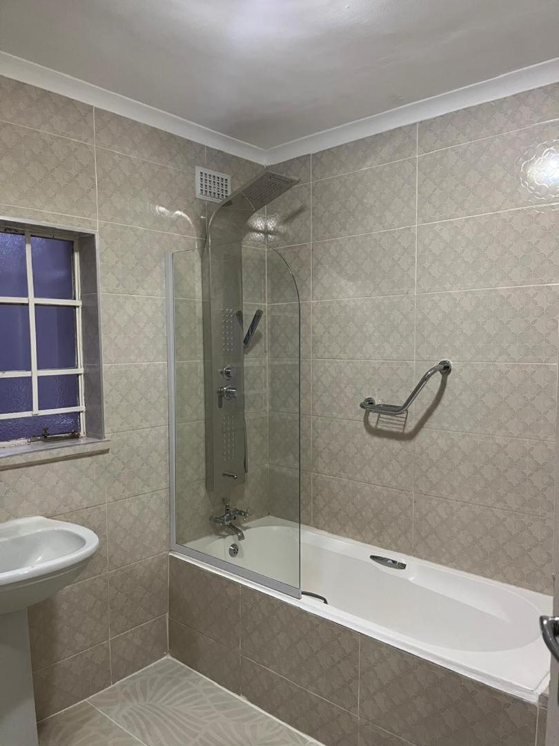 Peaceful 4-Bedroom Retreat with Lush Gardens Pool – Highlands - 2346