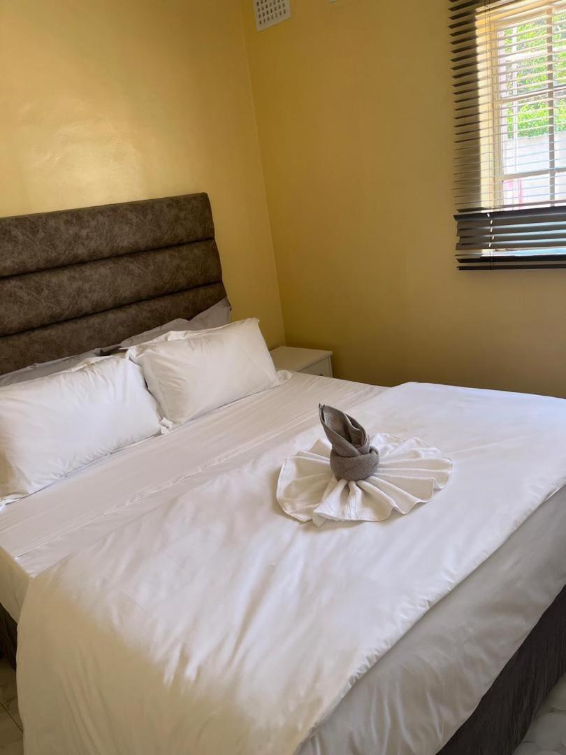 Peaceful 4-Bedroom Retreat with Lush Gardens Pool – Highlands - 2346
