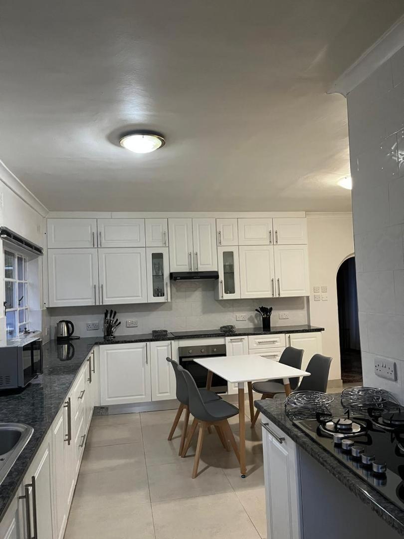 Peaceful 4-Bedroom Retreat with Lush Gardens Pool – Highlands - 2346