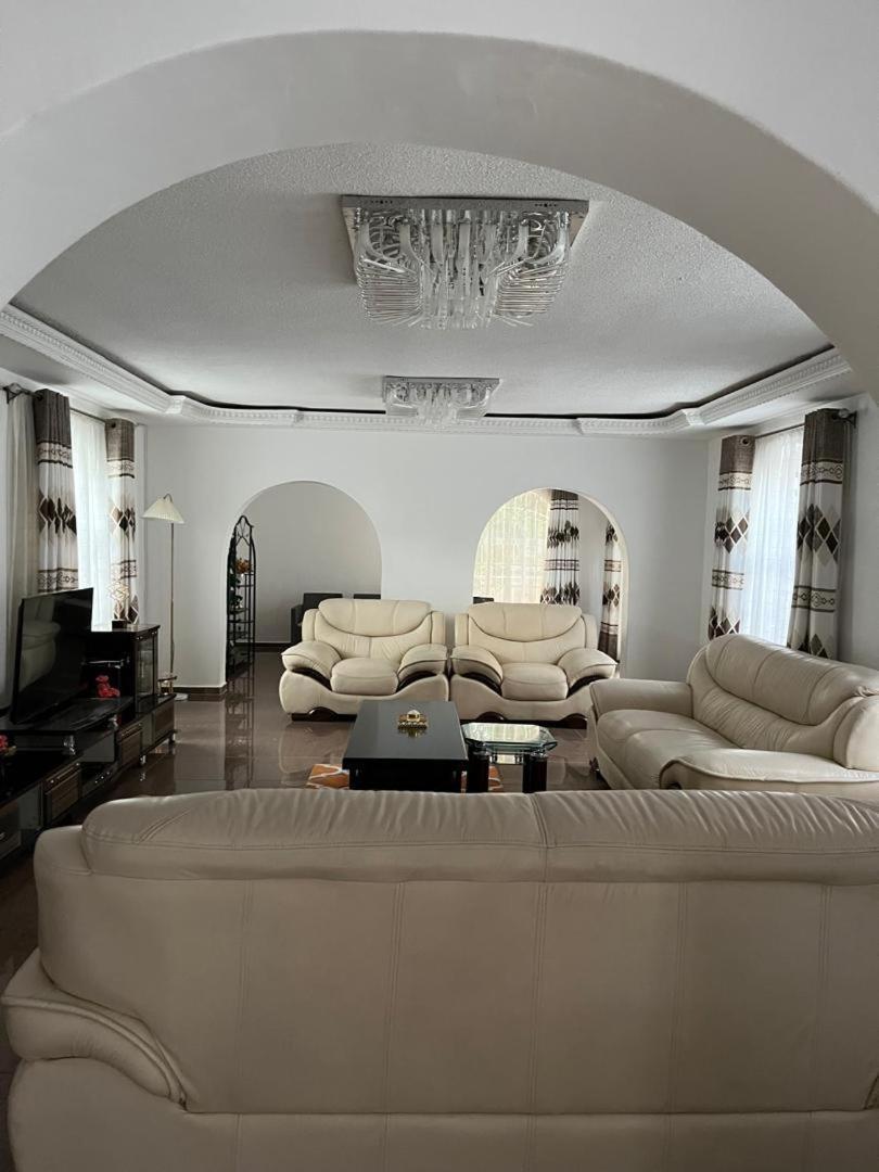 Peaceful 4-Bedroom Retreat with Lush Gardens Pool – Highlands - 2346