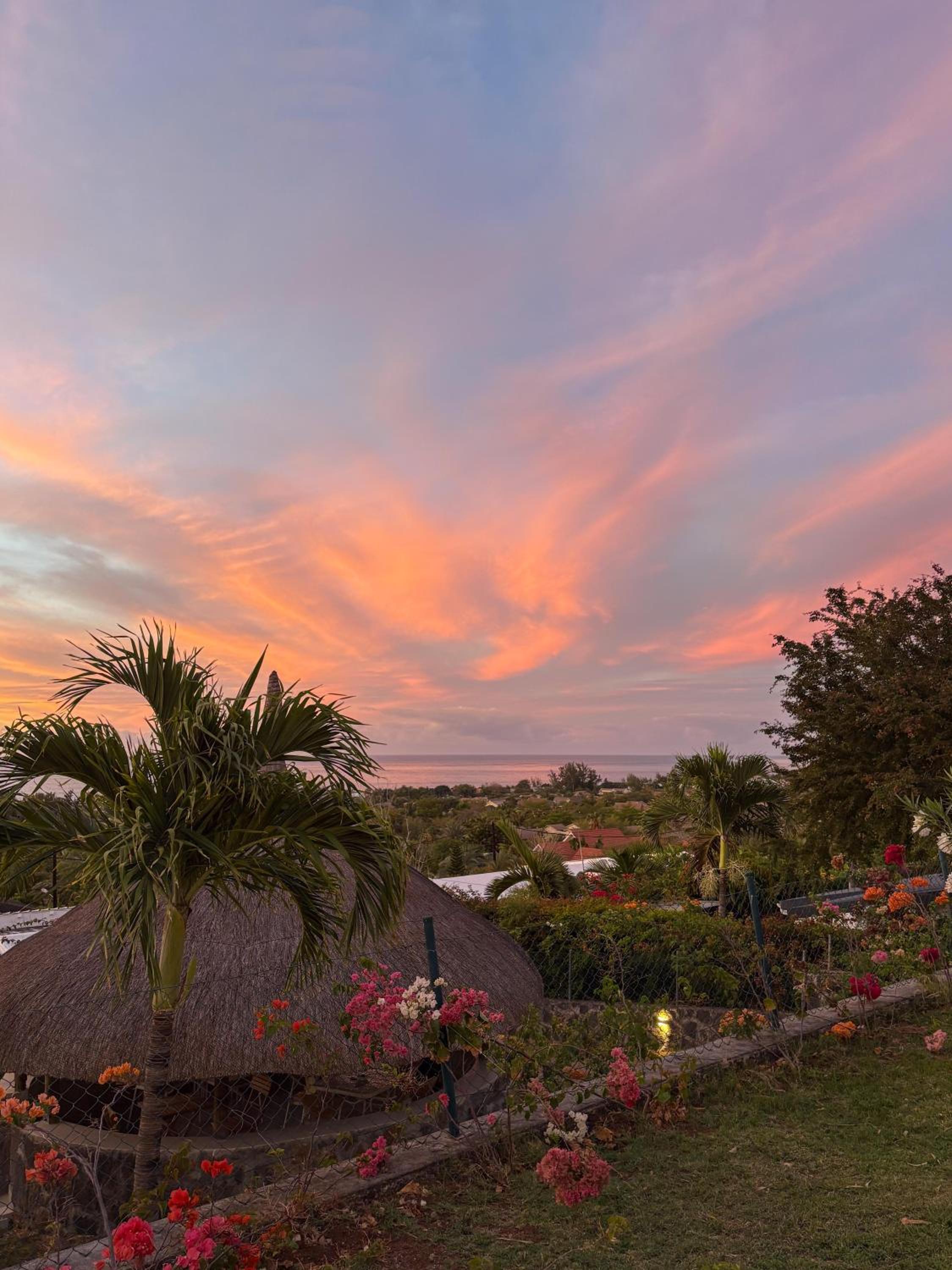 LAKAZ DEL VISTA - Luxurious new apartments with panoramic sea views, pool & garden retreat