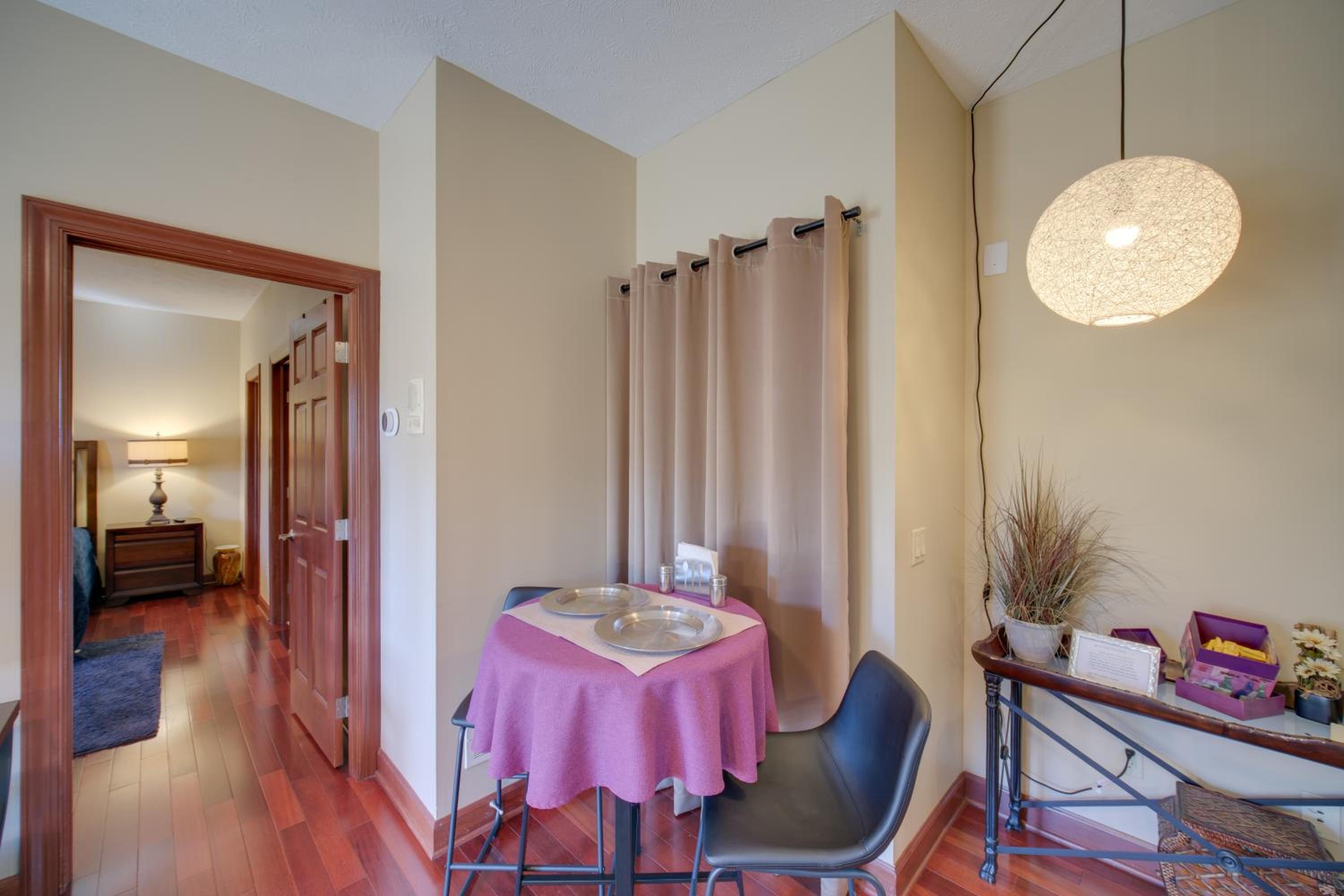 Convenient Apt 2 Mi to North Chagrin Hiking!