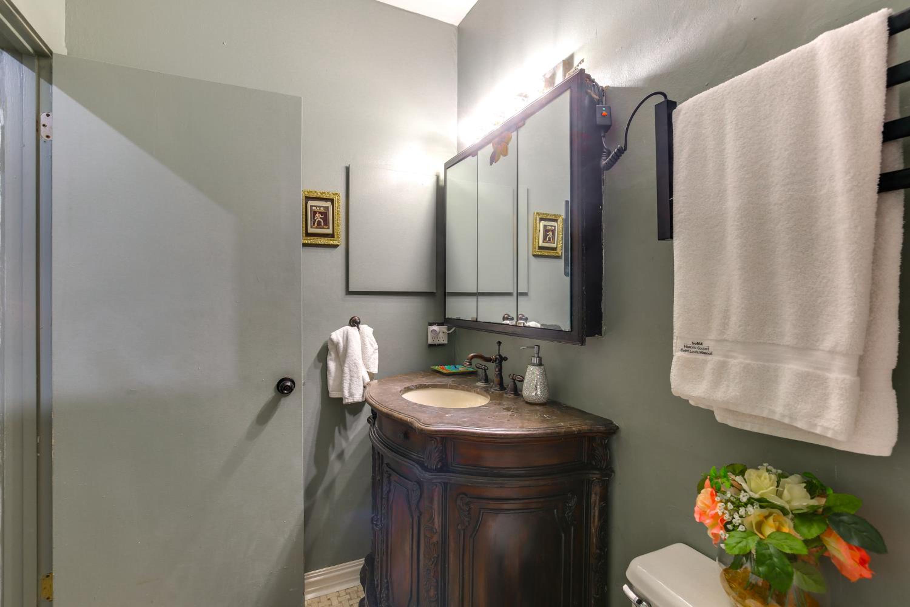 Heart of St Louis! Walkable Soulard Apt with Loft
