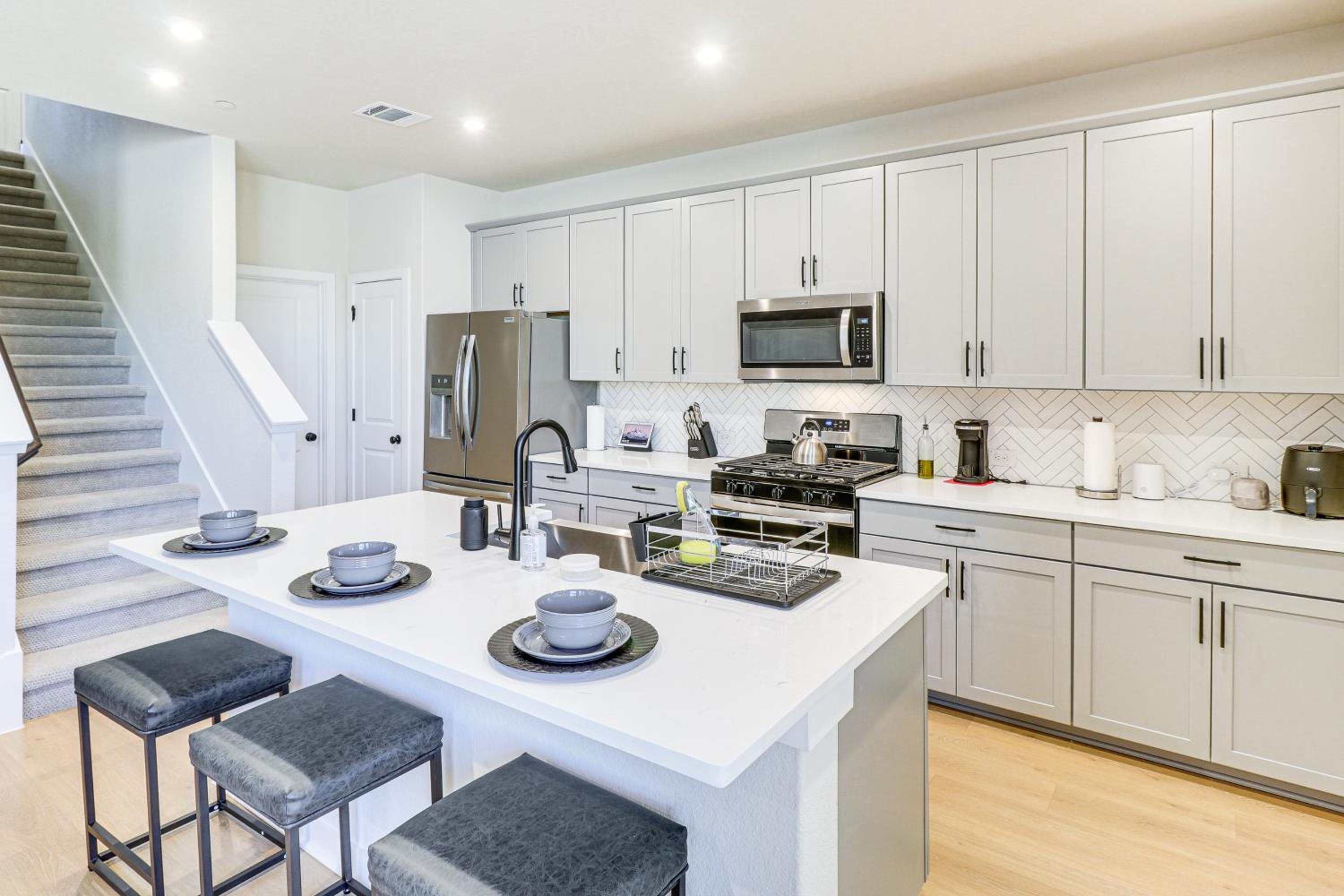 Less Than 2 Mi Kalahari and Dell Diamond! Modern Townhome