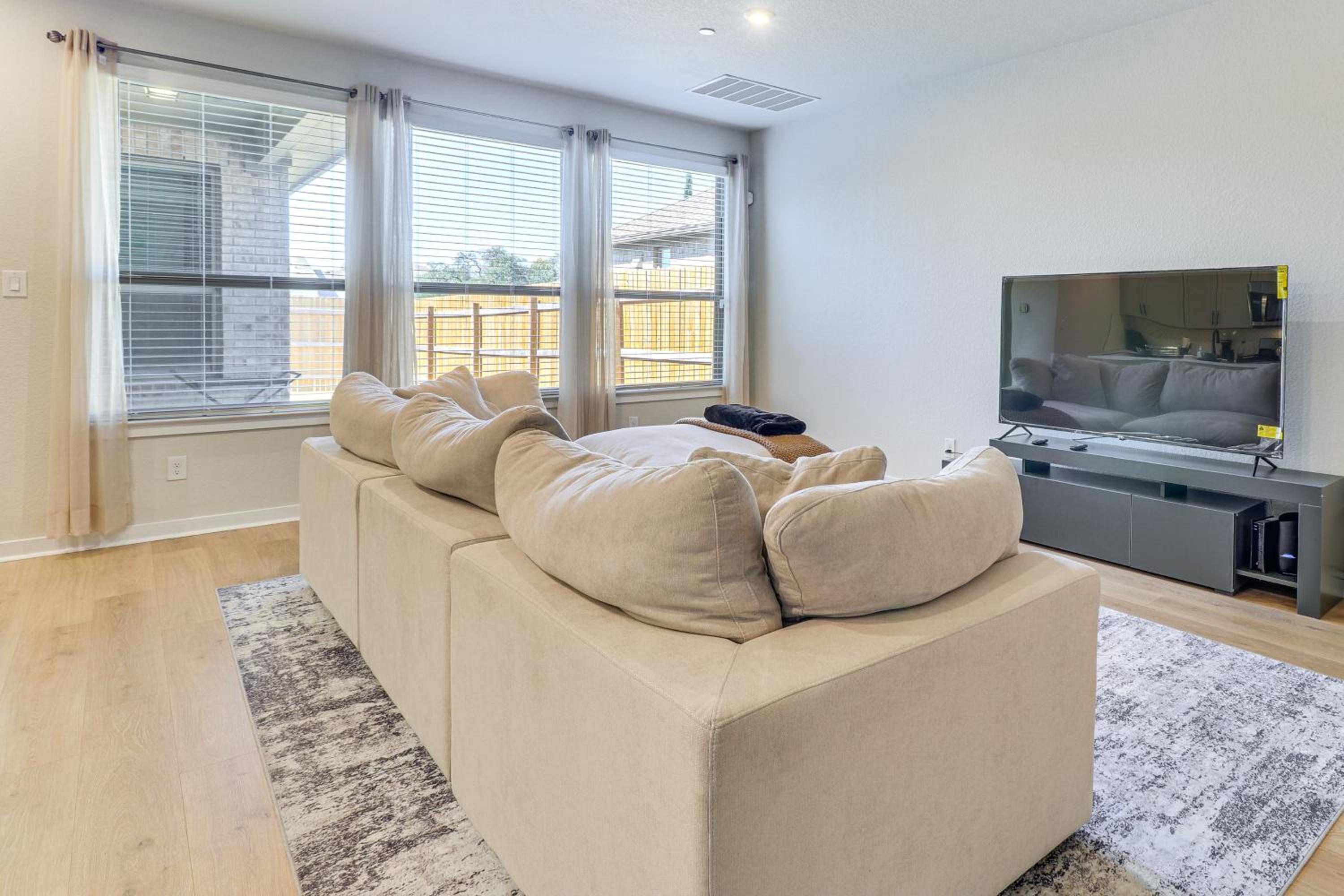 Less Than 2 Mi Kalahari and Dell Diamond! Modern Townhome