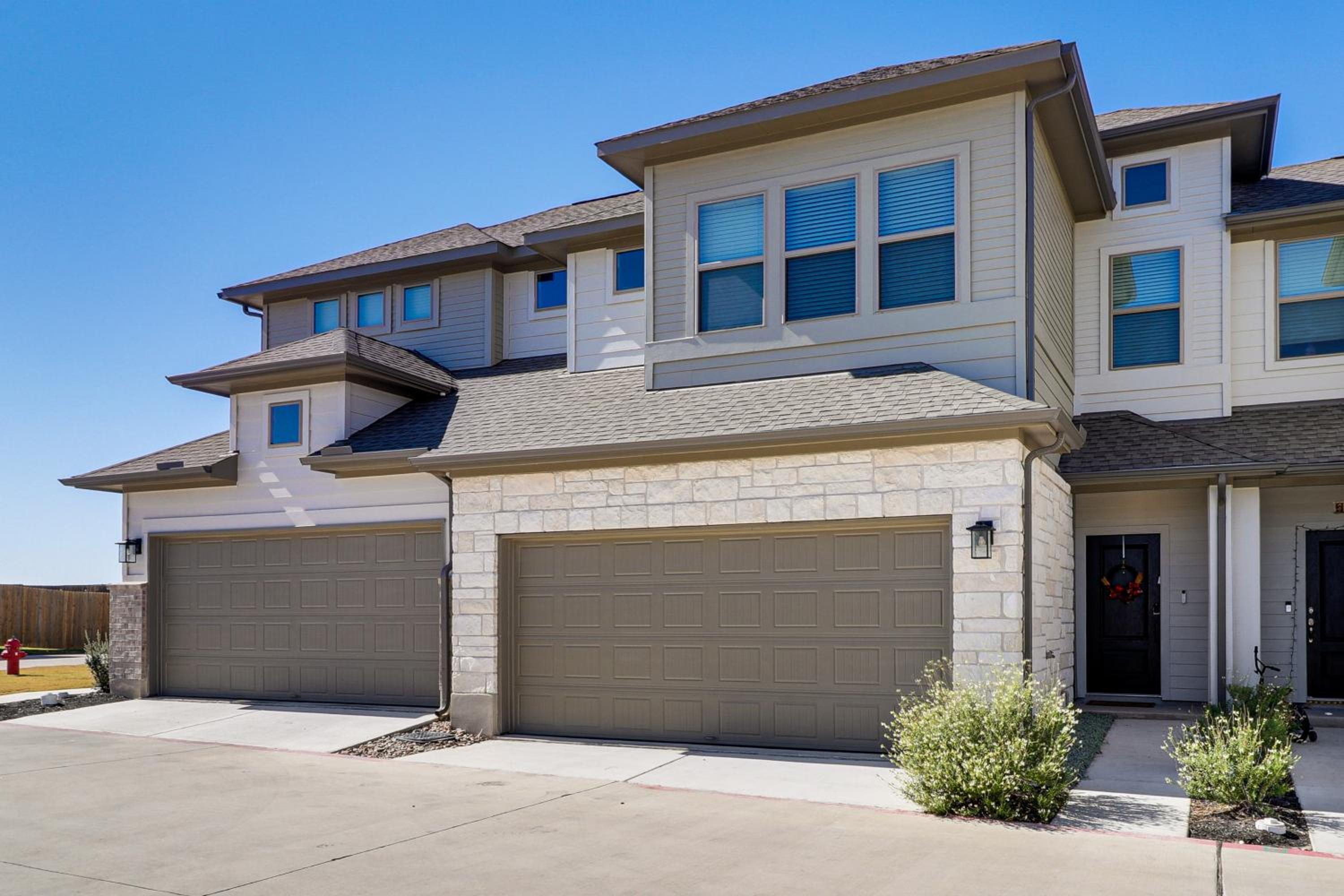 Less Than 2 Mi Kalahari and Dell Diamond! Modern Townhome