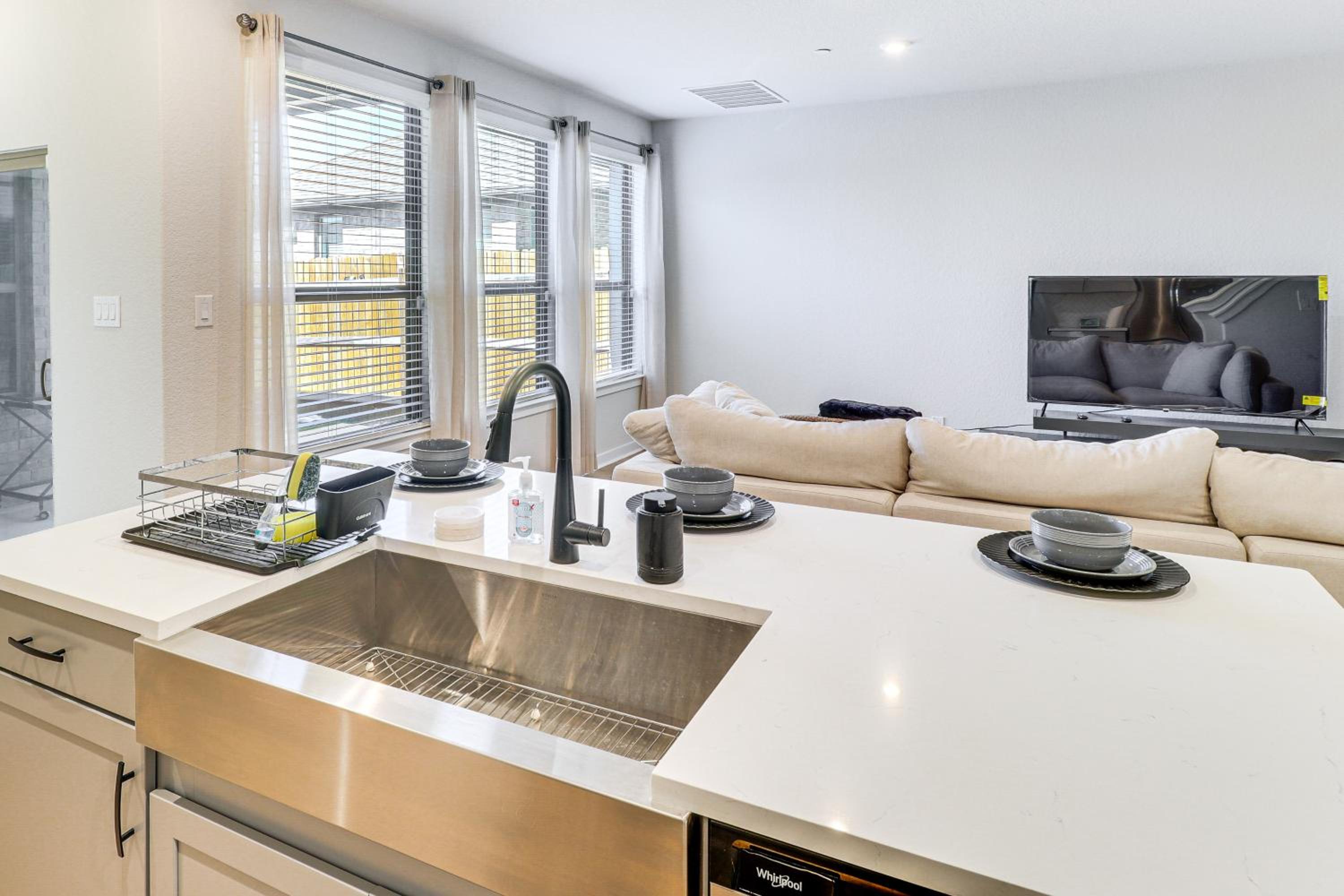Less Than 2 Mi Kalahari and Dell Diamond! Modern Townhome