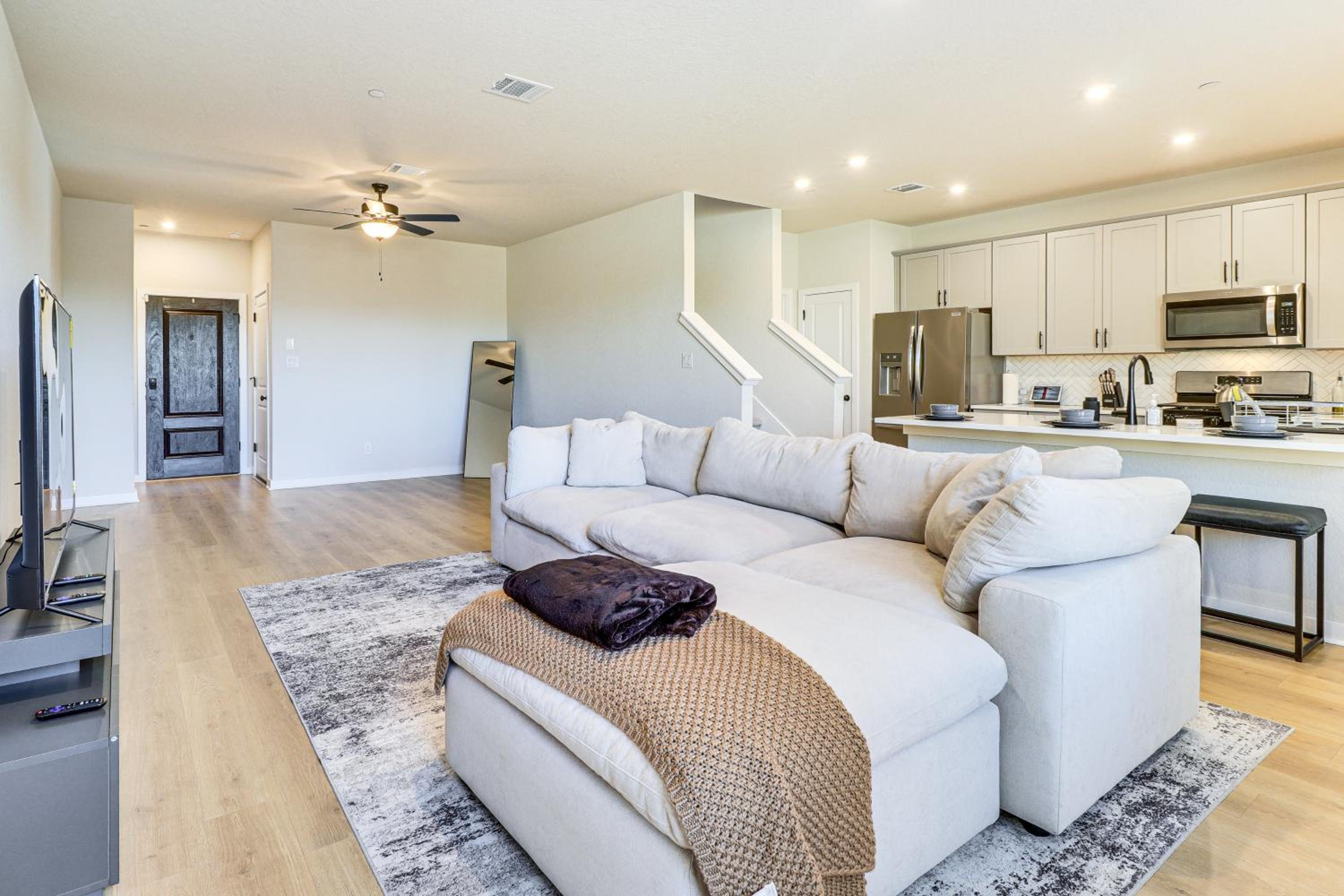Less Than 2 Mi Kalahari and Dell Diamond! Modern Townhome