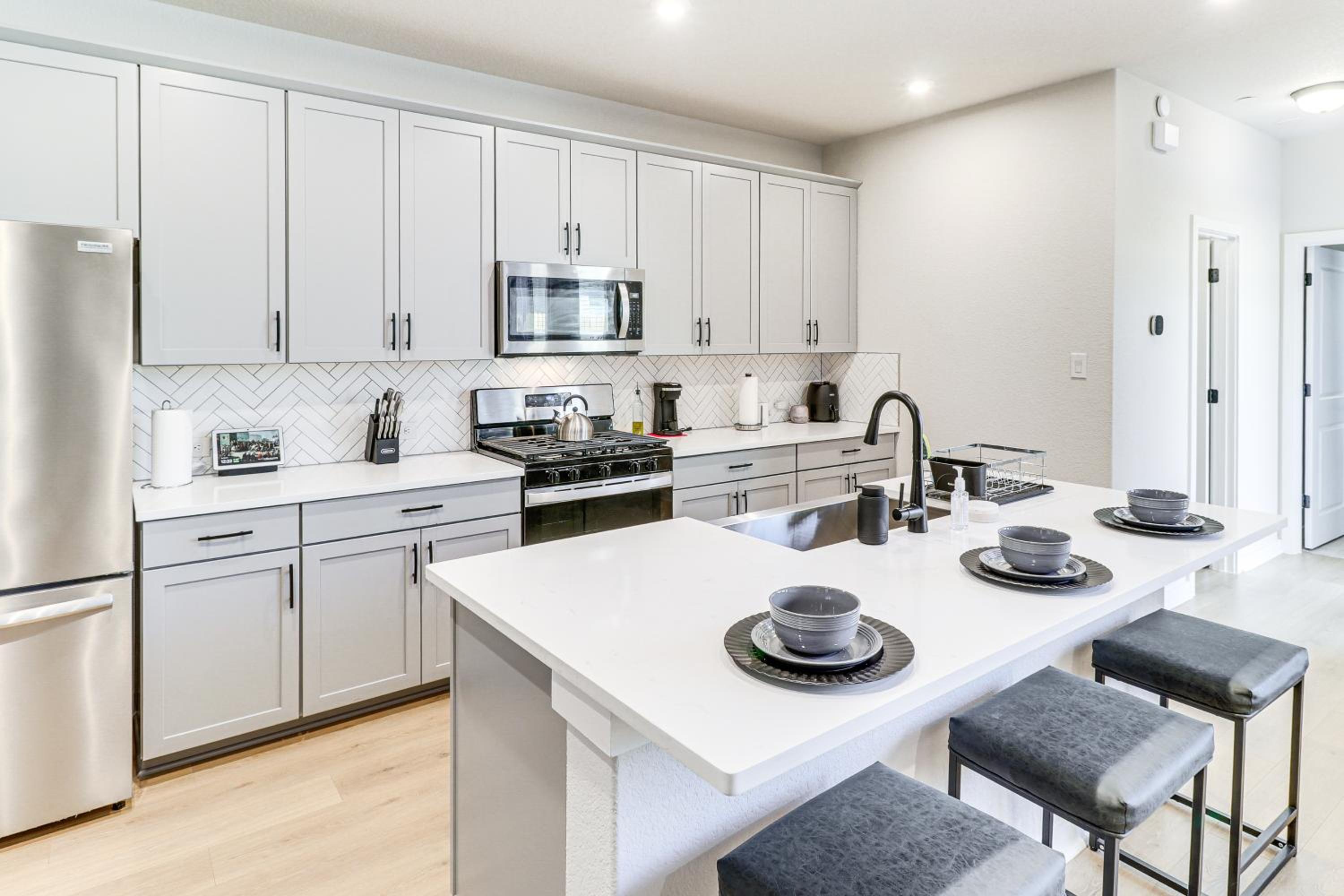 Less Than 2 Mi Kalahari and Dell Diamond! Modern Townhome