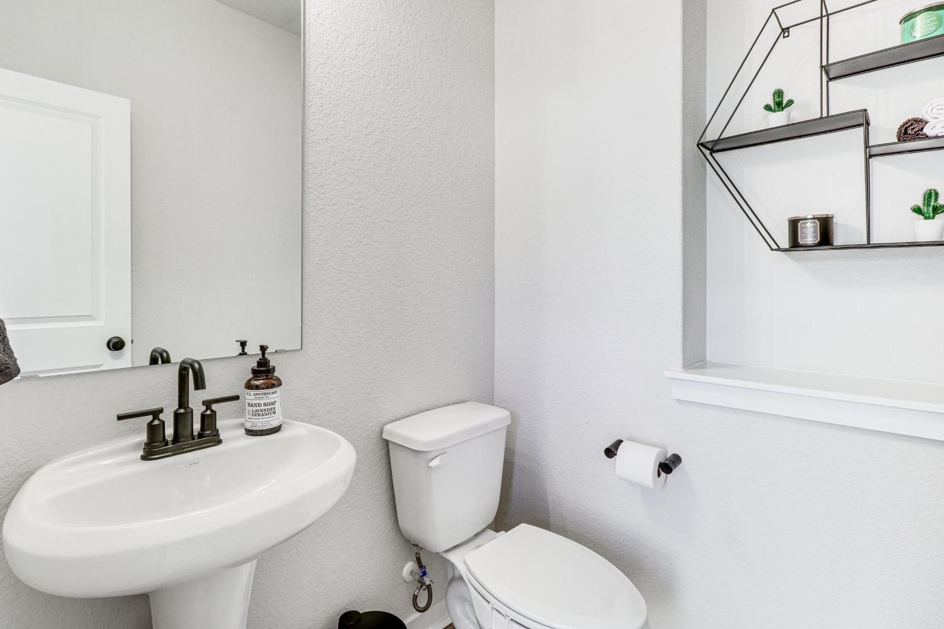 Less Than 2 Mi Kalahari and Dell Diamond! Modern Townhome