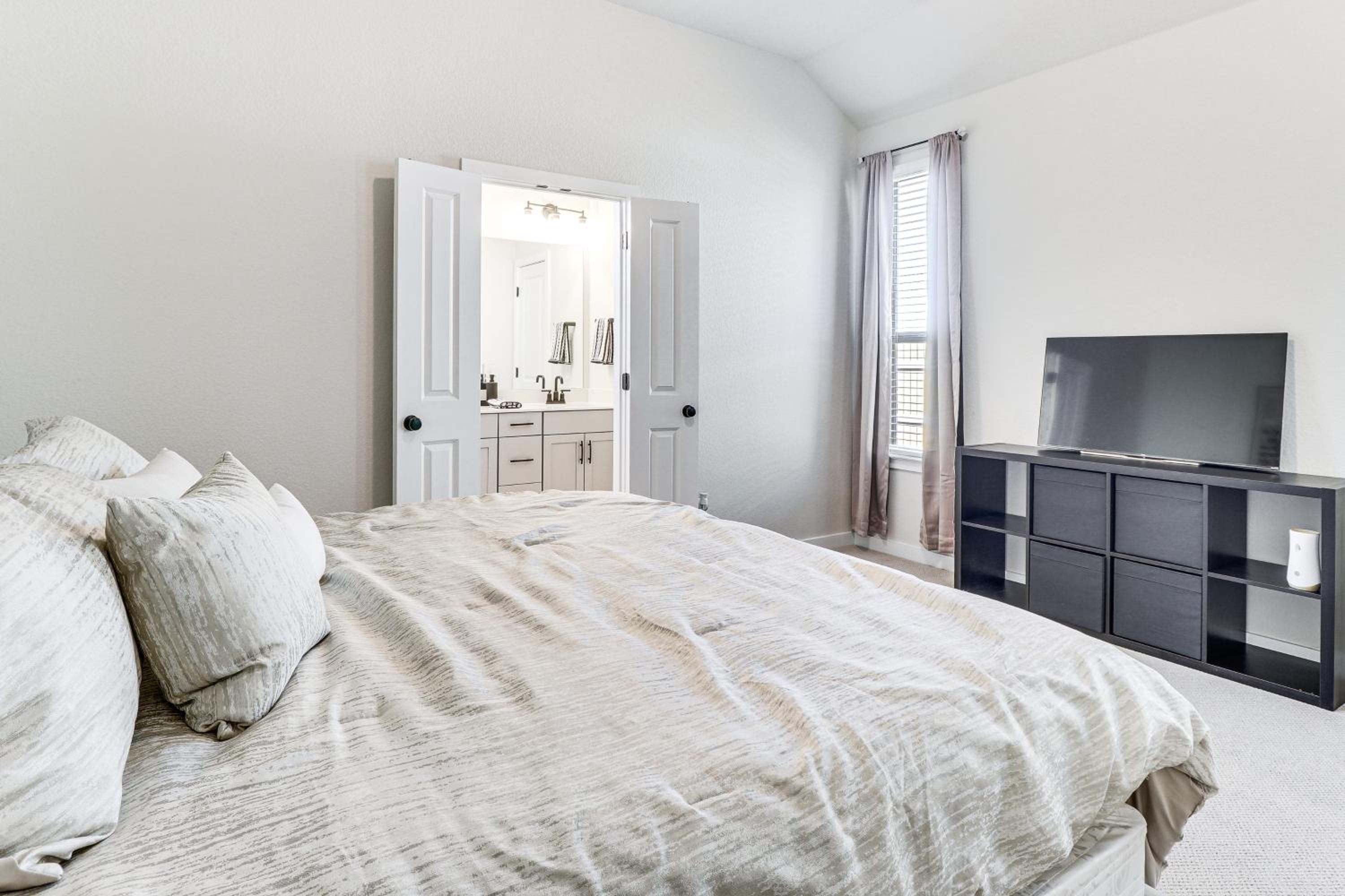 Less Than 2 Mi Kalahari and Dell Diamond! Modern Townhome