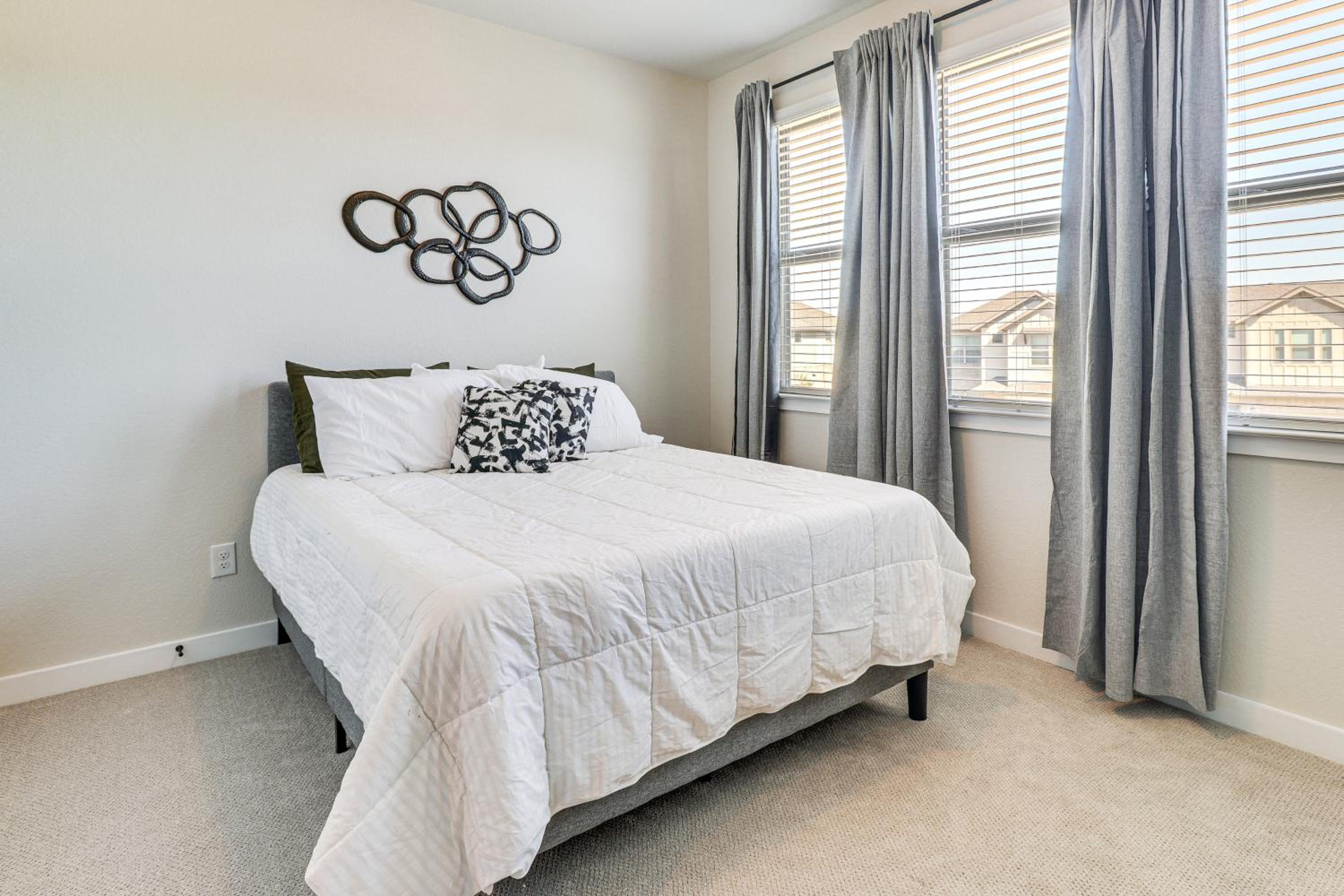 Less Than 2 Mi Kalahari and Dell Diamond! Modern Townhome