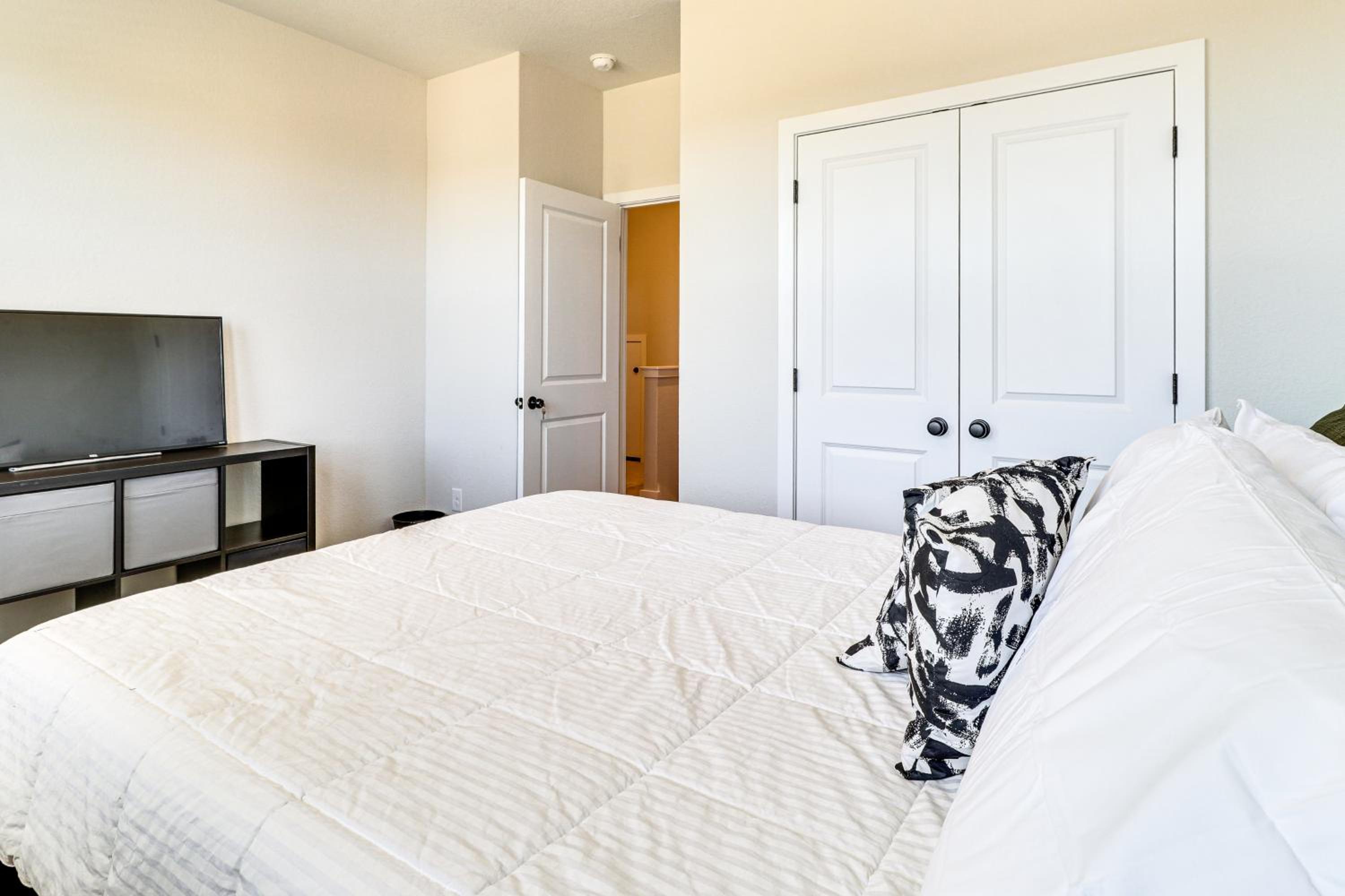 Less Than 2 Mi Kalahari and Dell Diamond! Modern Townhome