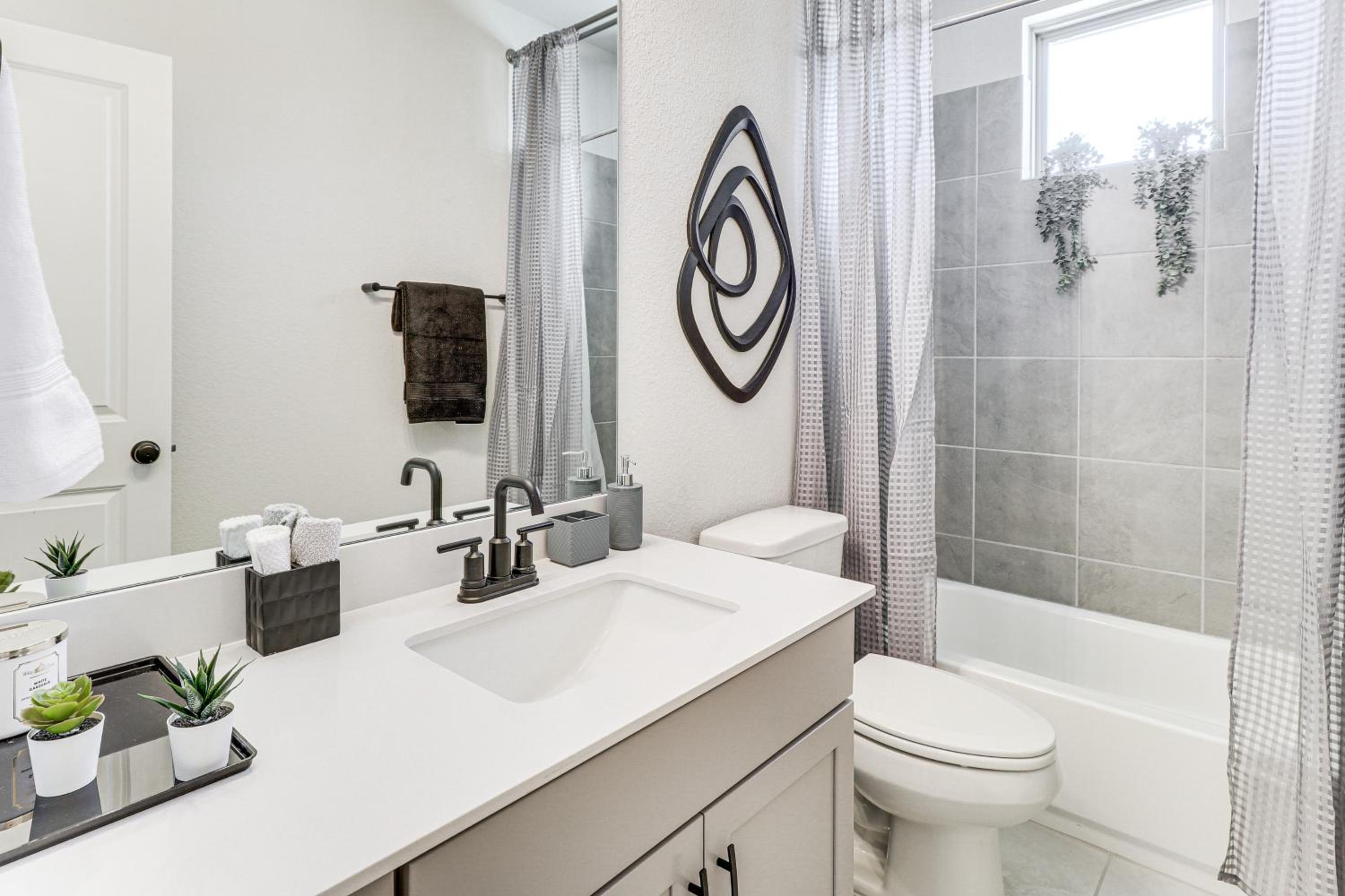 Less Than 2 Mi Kalahari and Dell Diamond! Modern Townhome