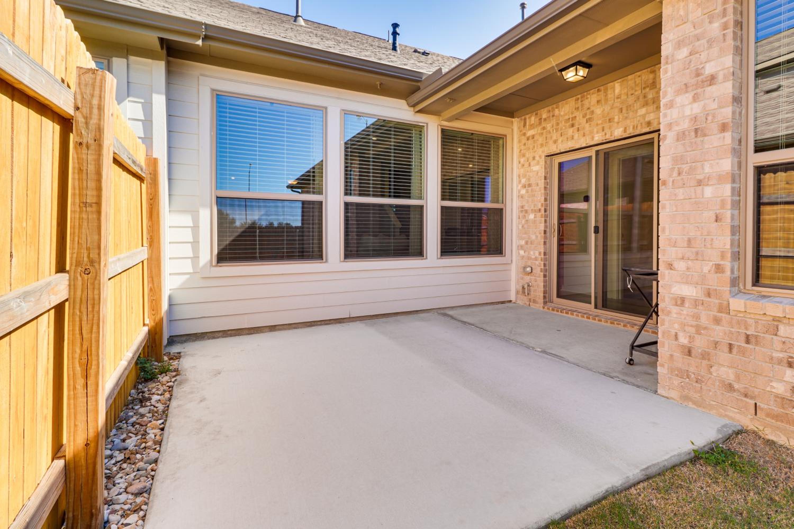 Less Than 2 Mi Kalahari and Dell Diamond! Modern Townhome