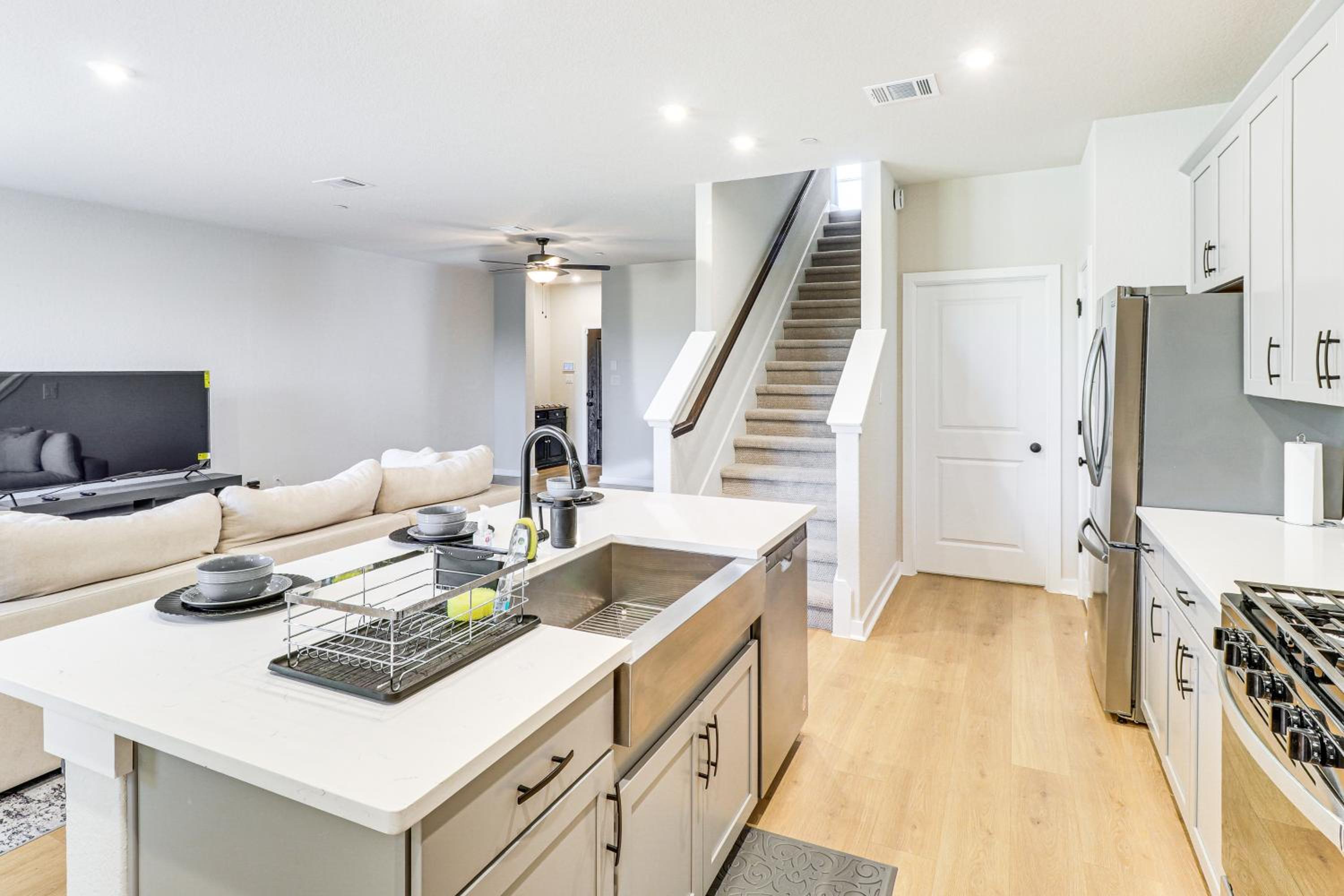Less Than 2 Mi Kalahari and Dell Diamond! Modern Townhome