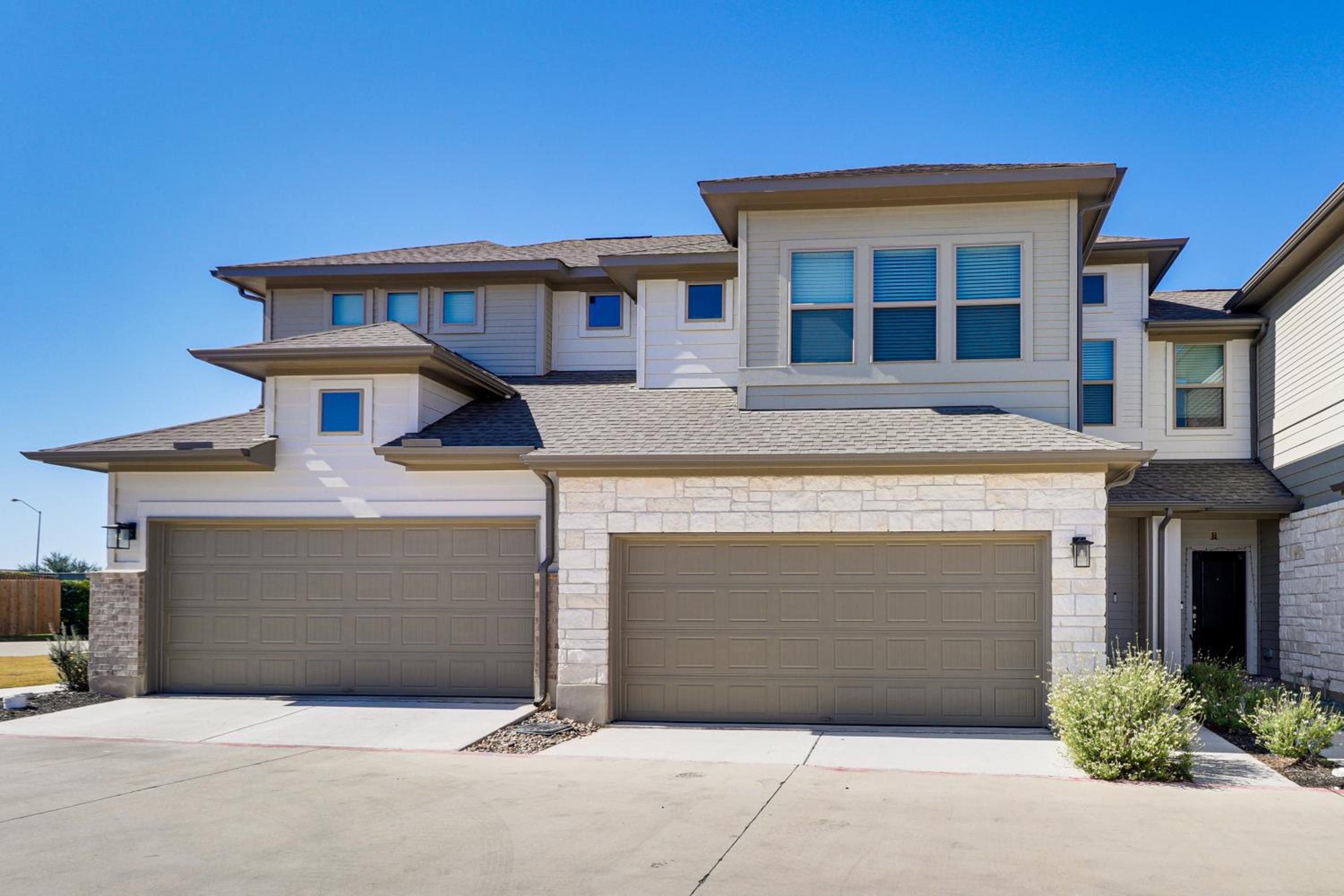 Less Than 2 Mi Kalahari and Dell Diamond! Modern Townhome