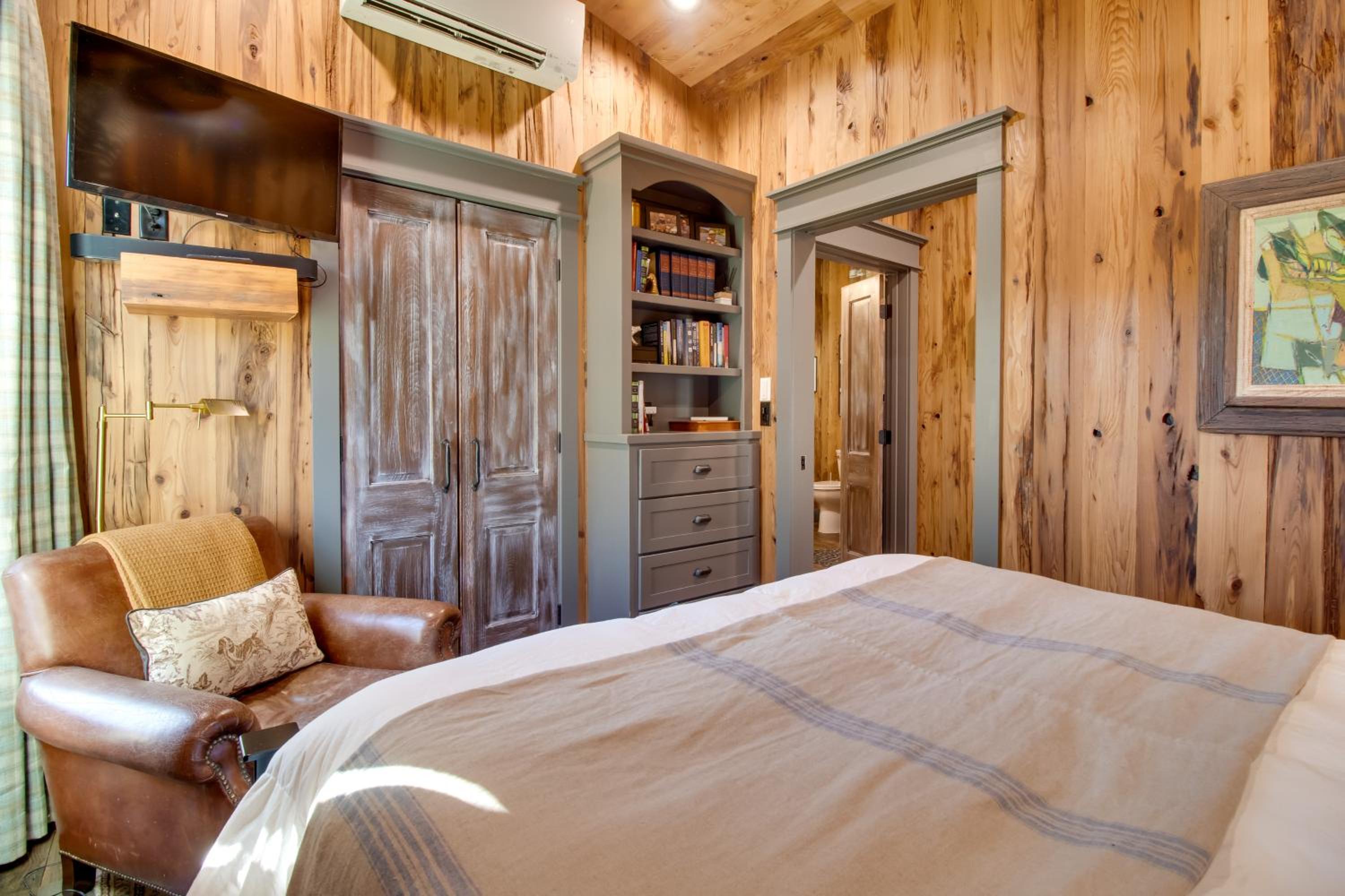 Walk to White River Cozy Escape with Screened Porch