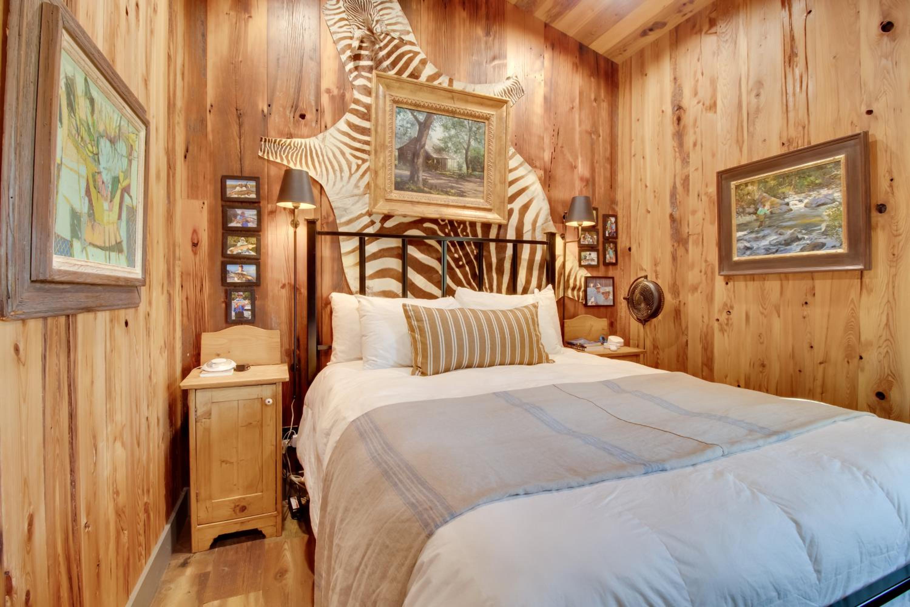 Walk to White River Cozy Escape with Screened Porch