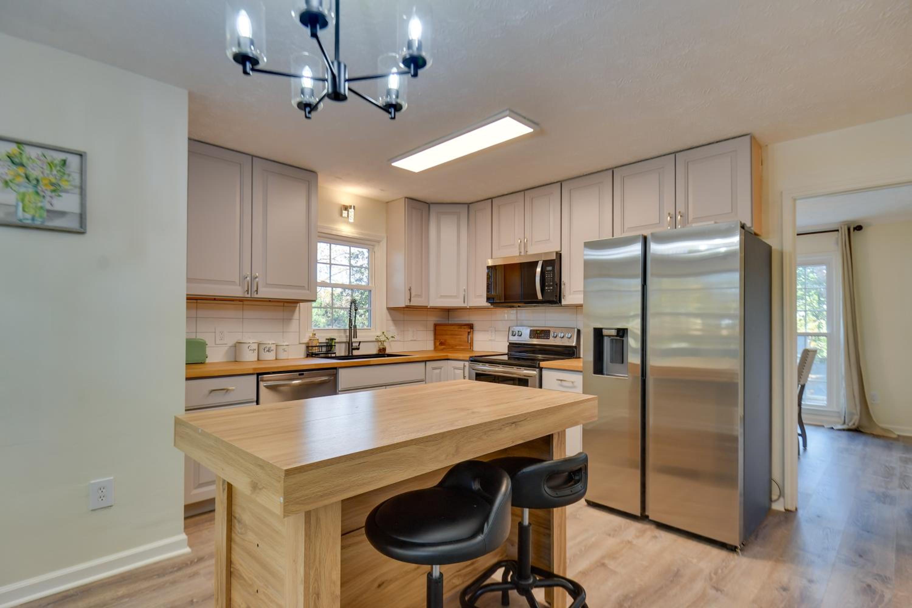 Fully Updated! Suburb Stay Near Sugarloaf Mills