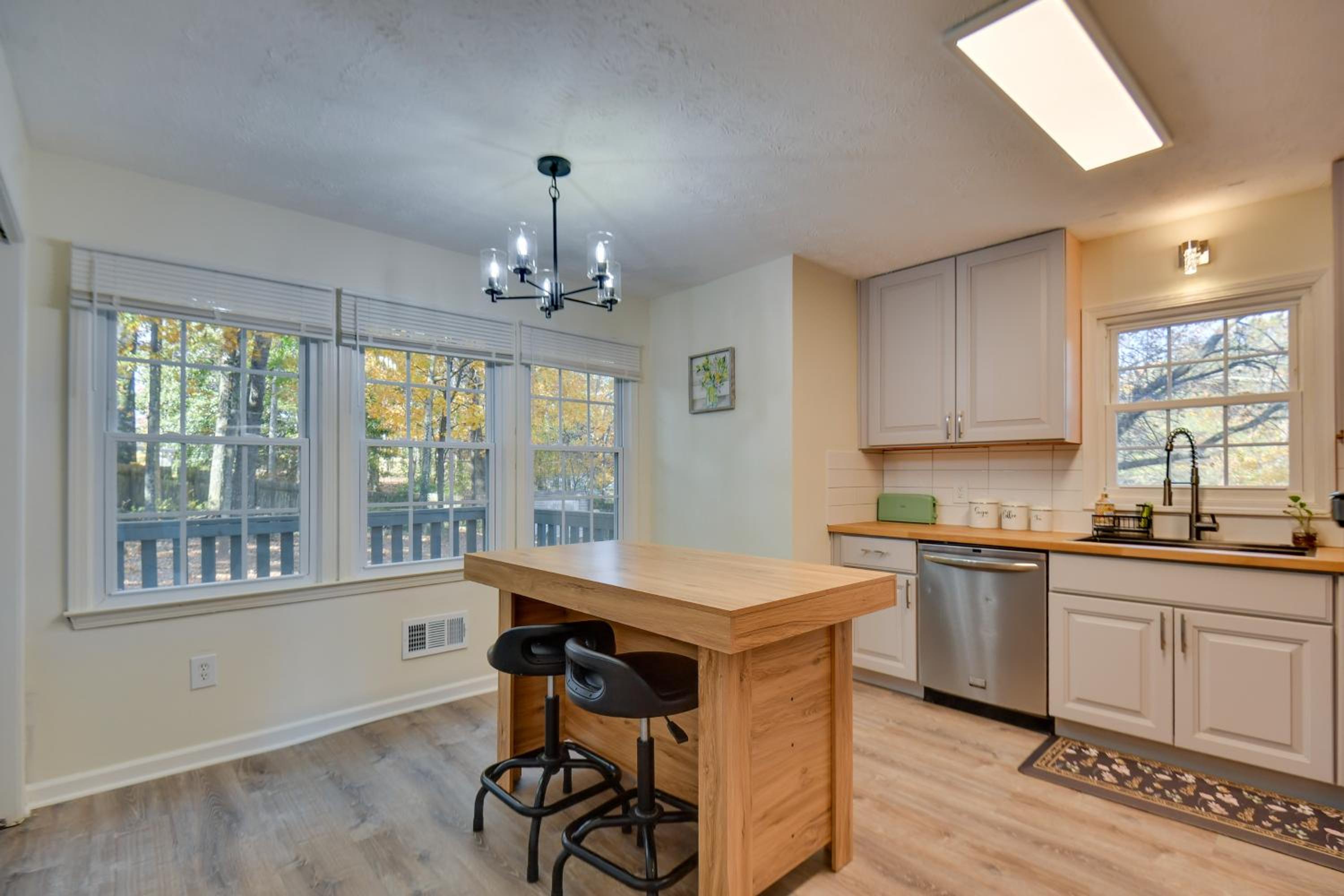 Fully Updated! Suburb Stay Near Sugarloaf Mills