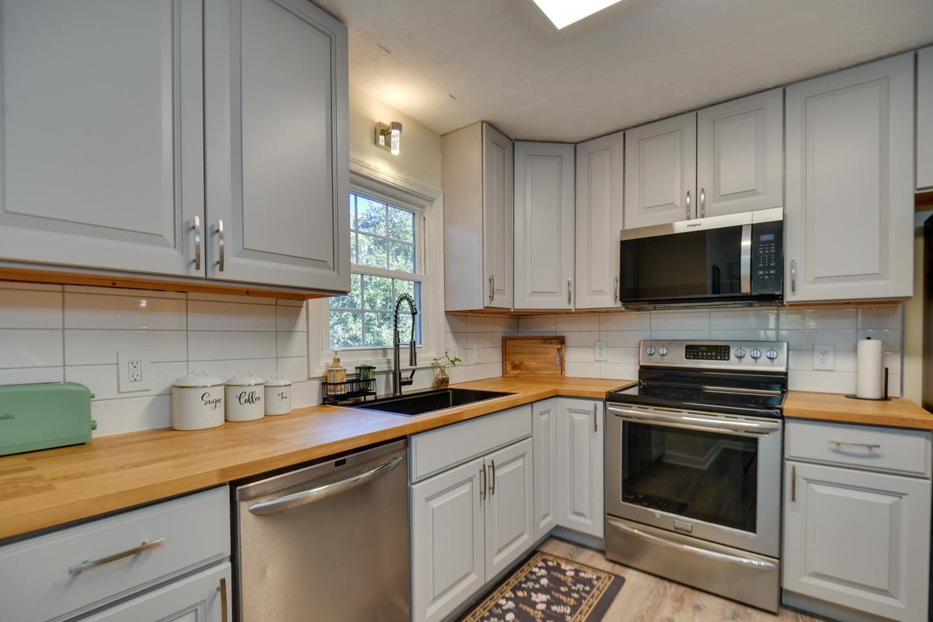 Fully Updated! Suburb Stay Near Sugarloaf Mills