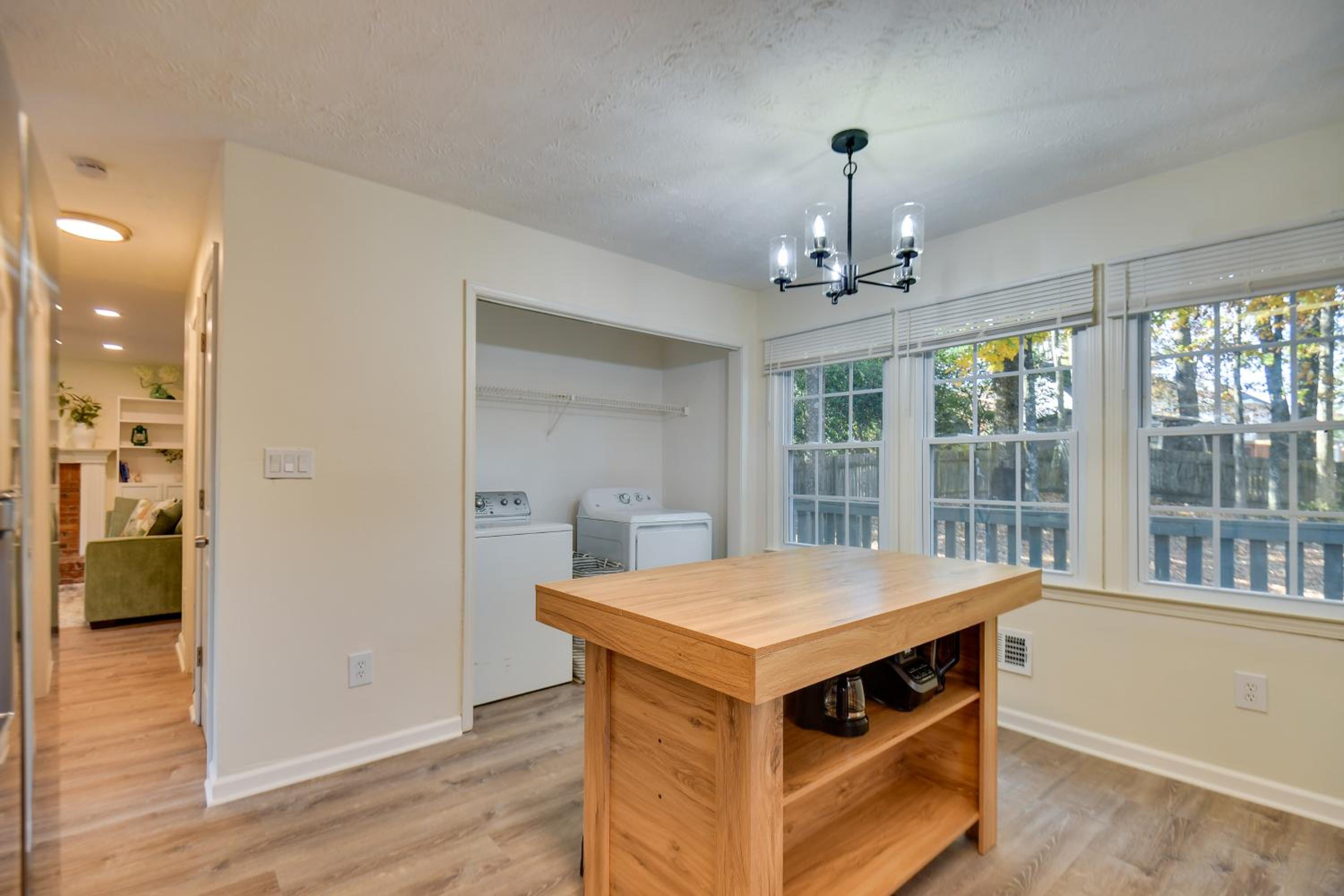 Fully Updated! Suburb Stay Near Sugarloaf Mills