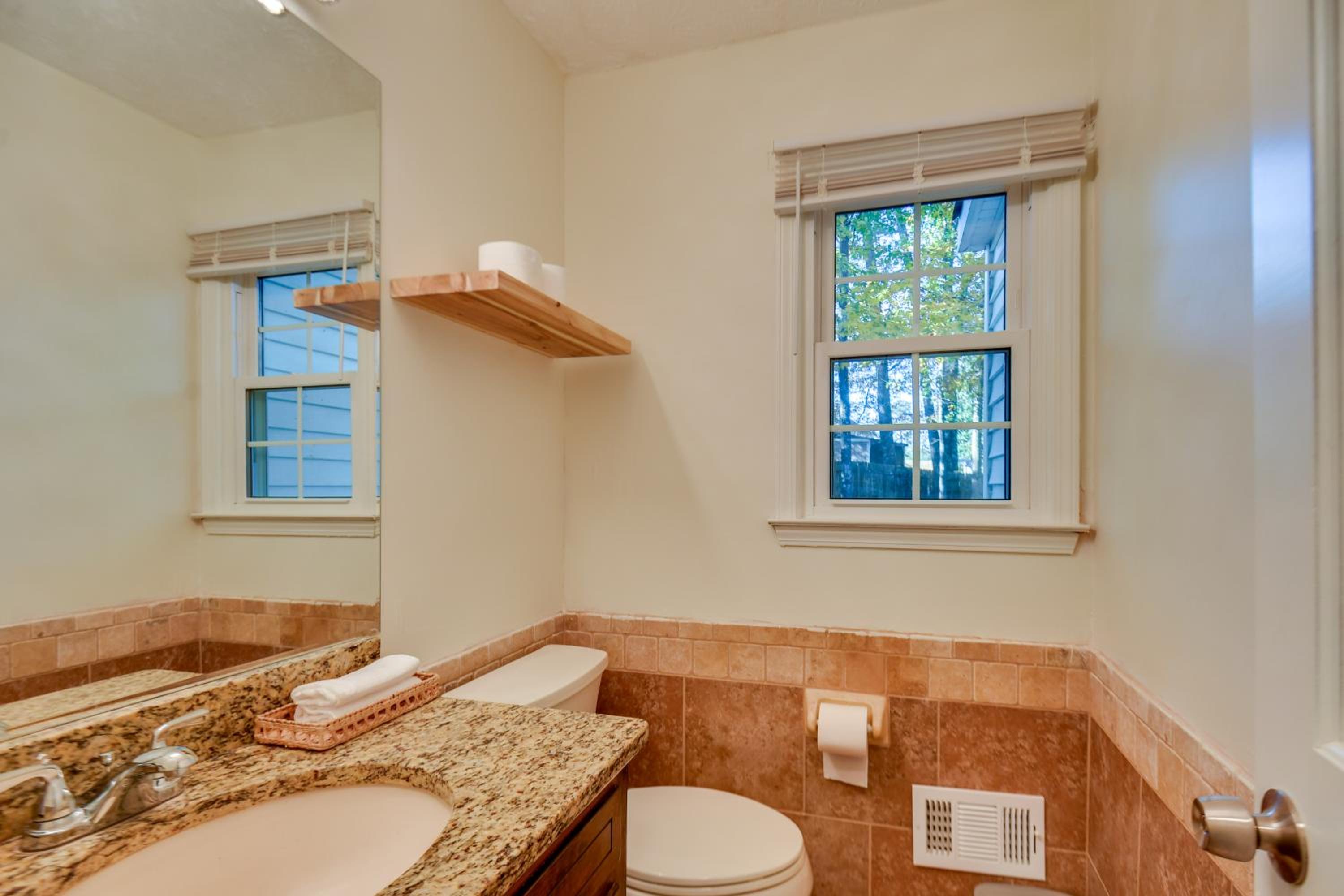 Fully Updated! Suburb Stay Near Sugarloaf Mills