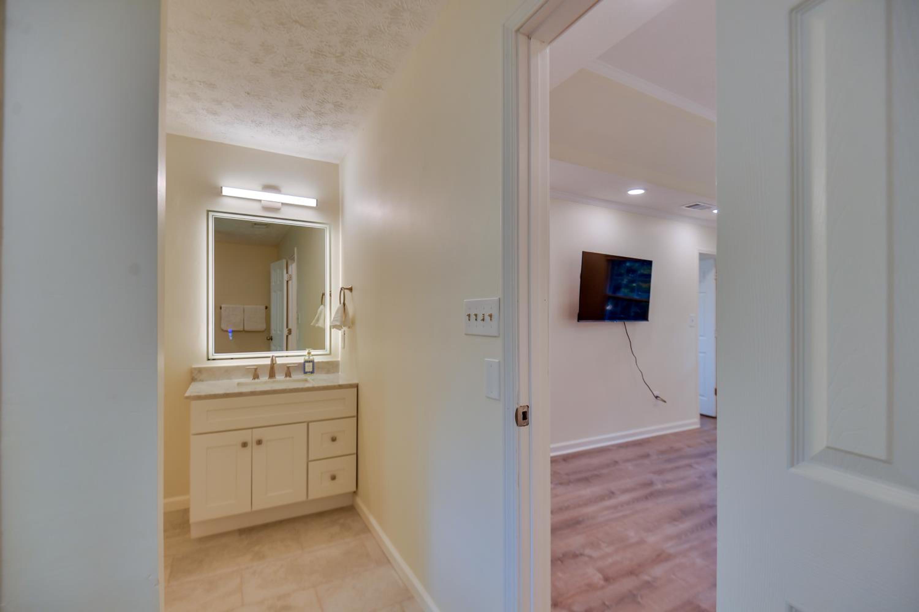 Fully Updated! Suburb Stay Near Sugarloaf Mills