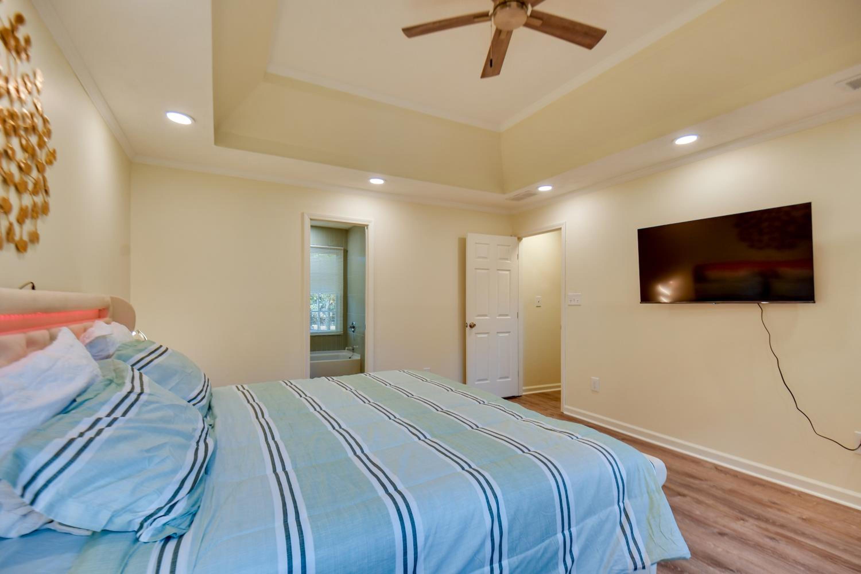 Fully Updated! Suburb Stay Near Sugarloaf Mills