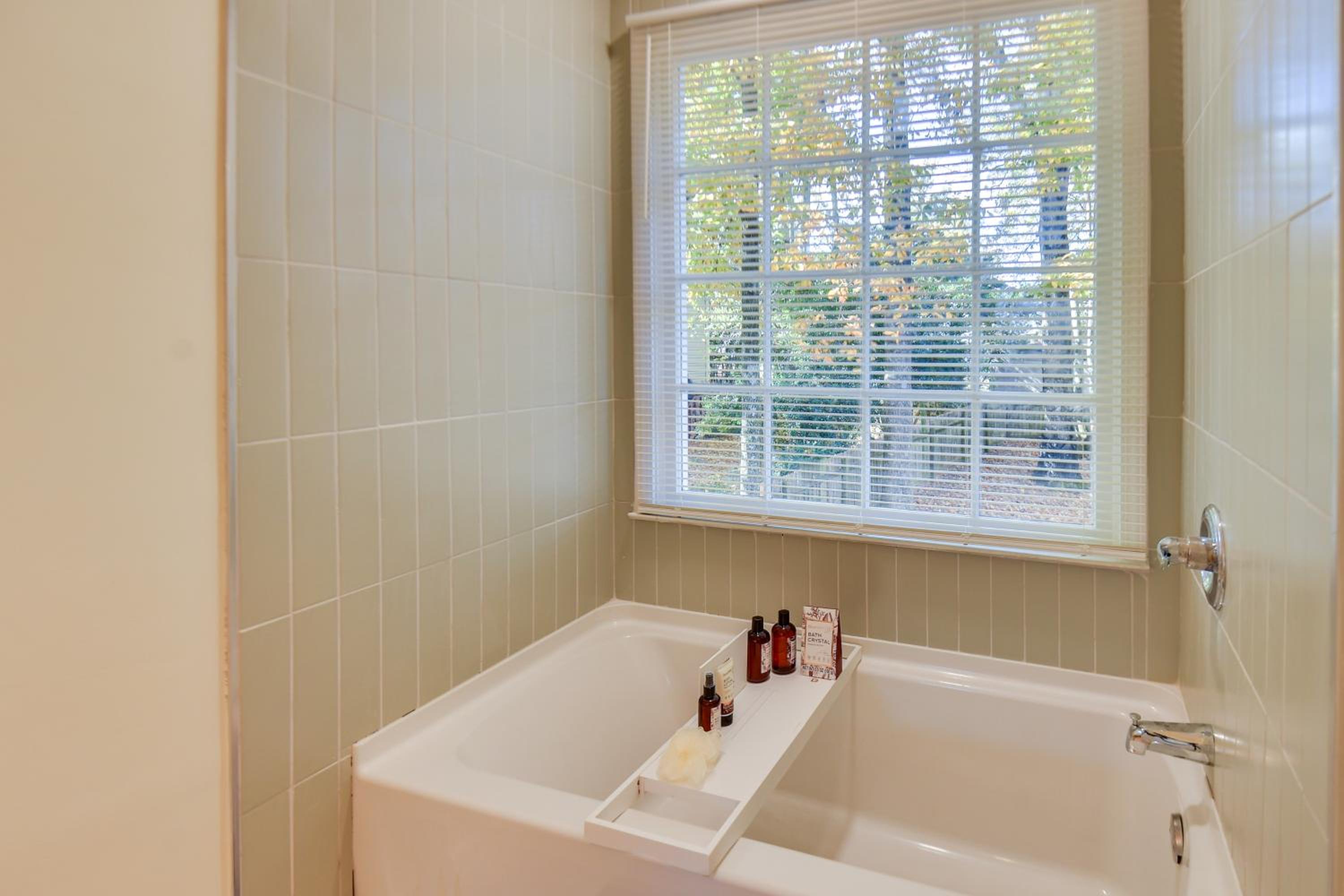Fully Updated! Suburb Stay Near Sugarloaf Mills