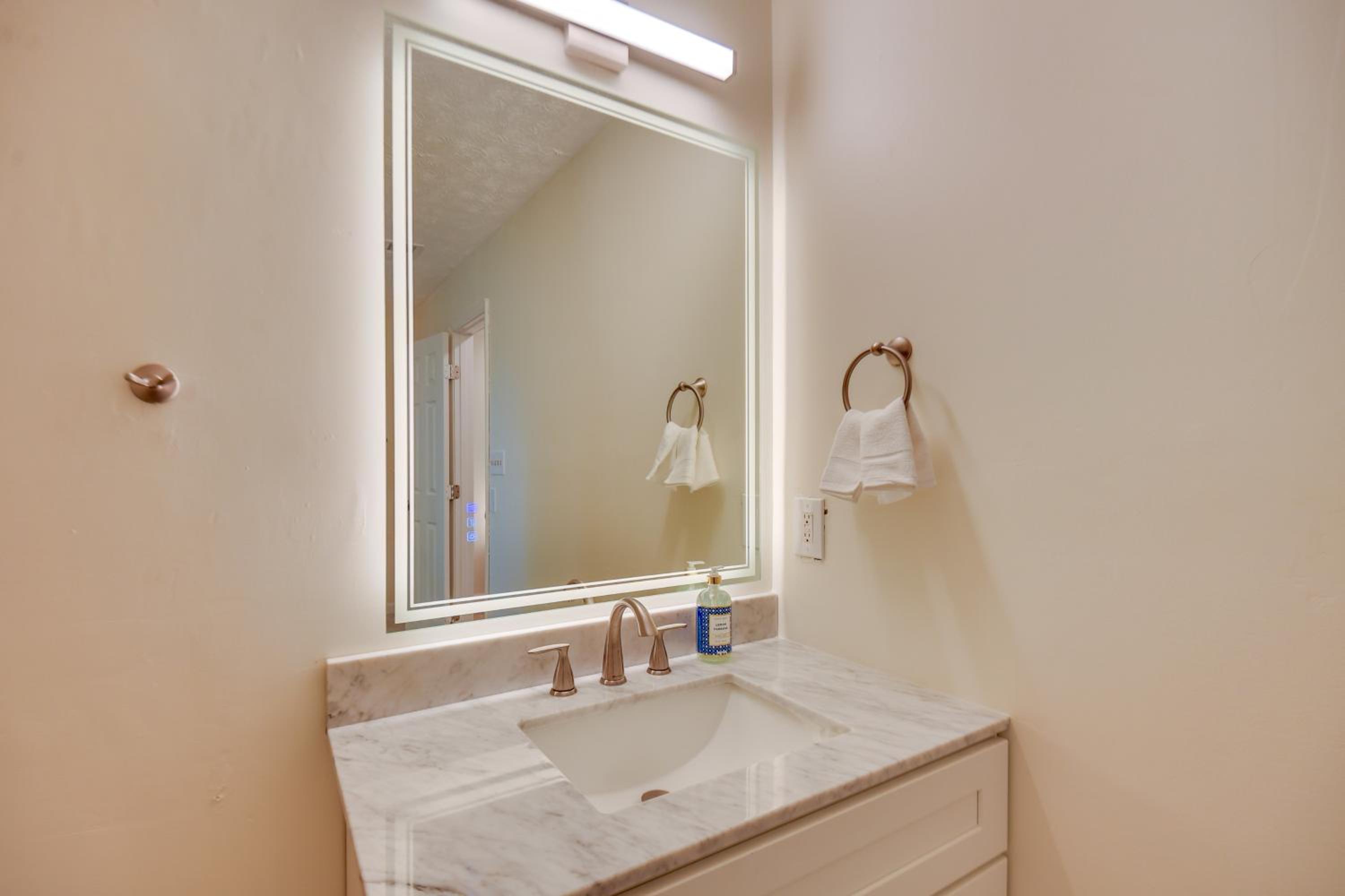 Fully Updated! Suburb Stay Near Sugarloaf Mills