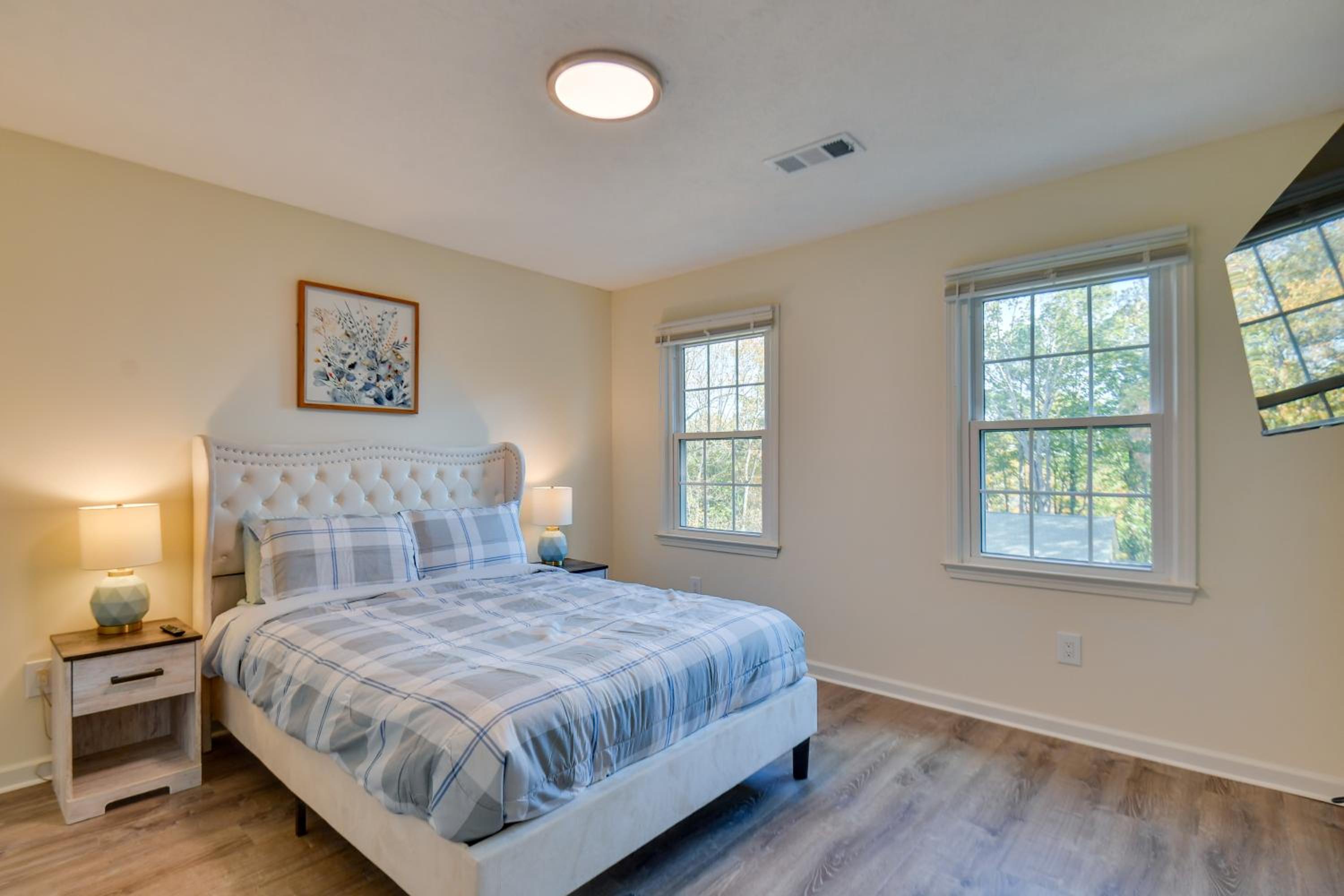 Fully Updated! Suburb Stay Near Sugarloaf Mills