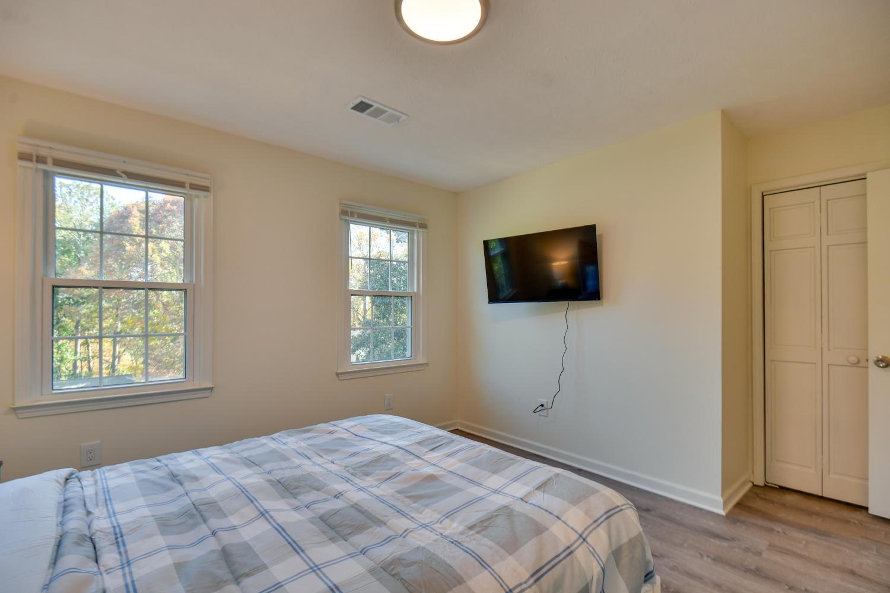 Fully Updated! Suburb Stay Near Sugarloaf Mills