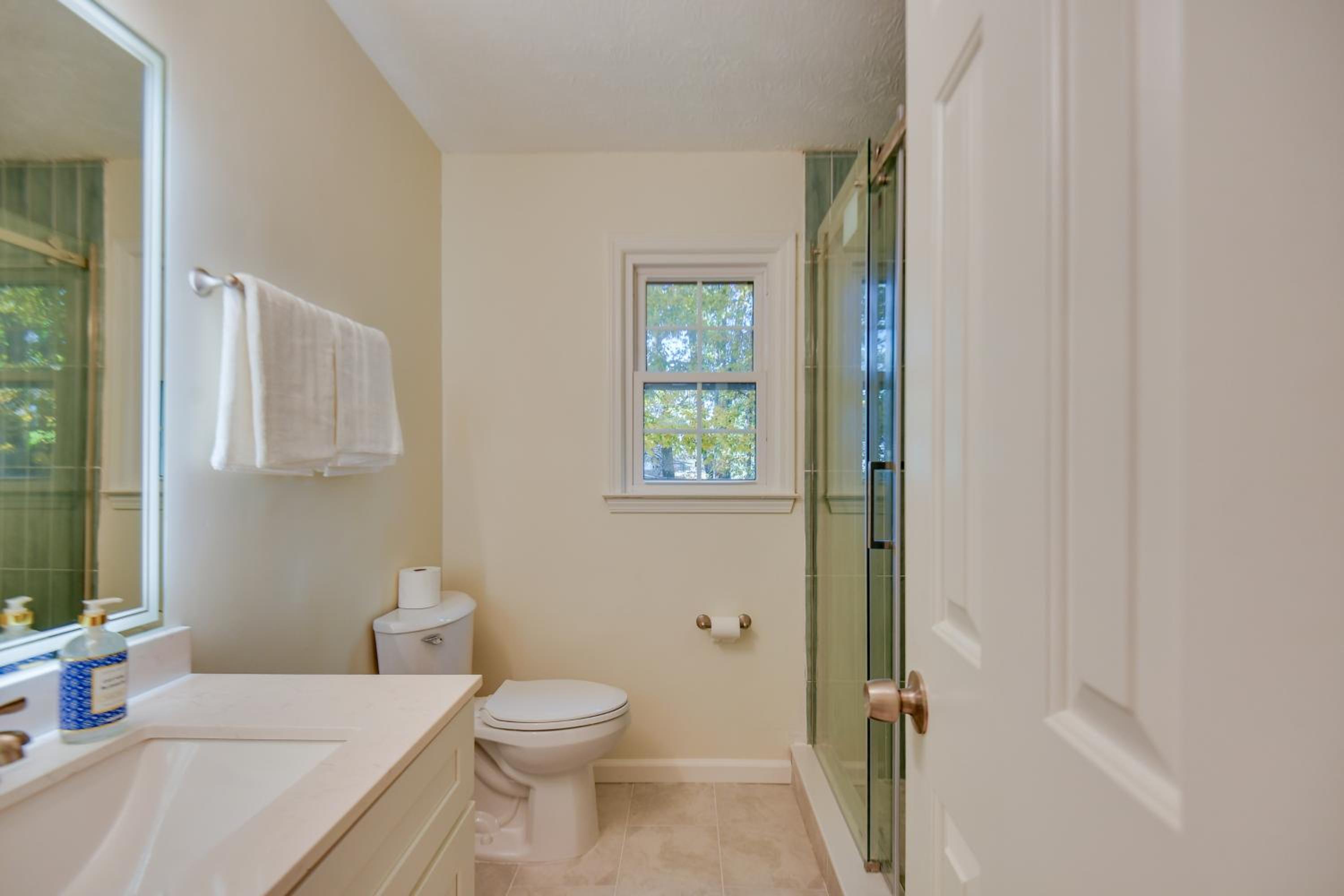 Fully Updated! Suburb Stay Near Sugarloaf Mills