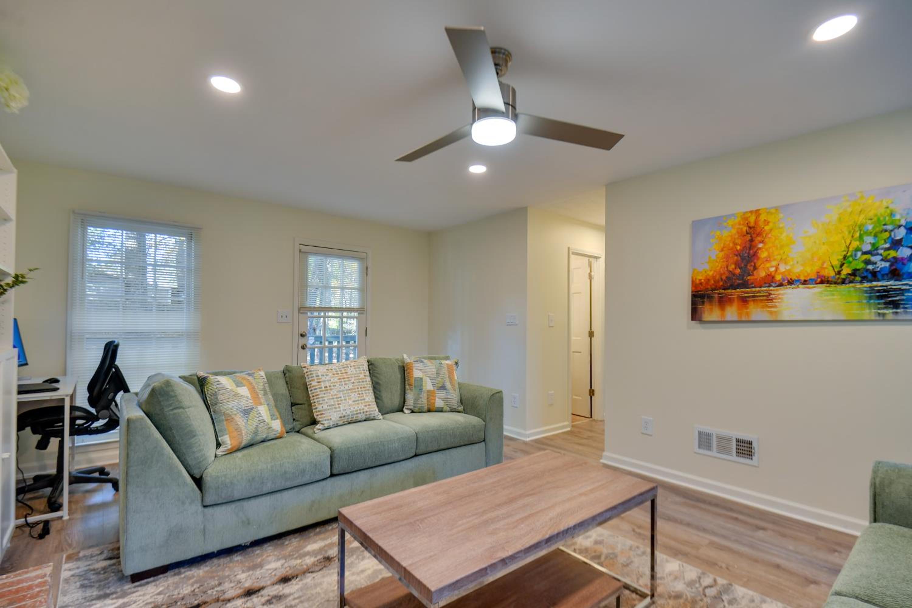 Fully Updated! Suburb Stay Near Sugarloaf Mills