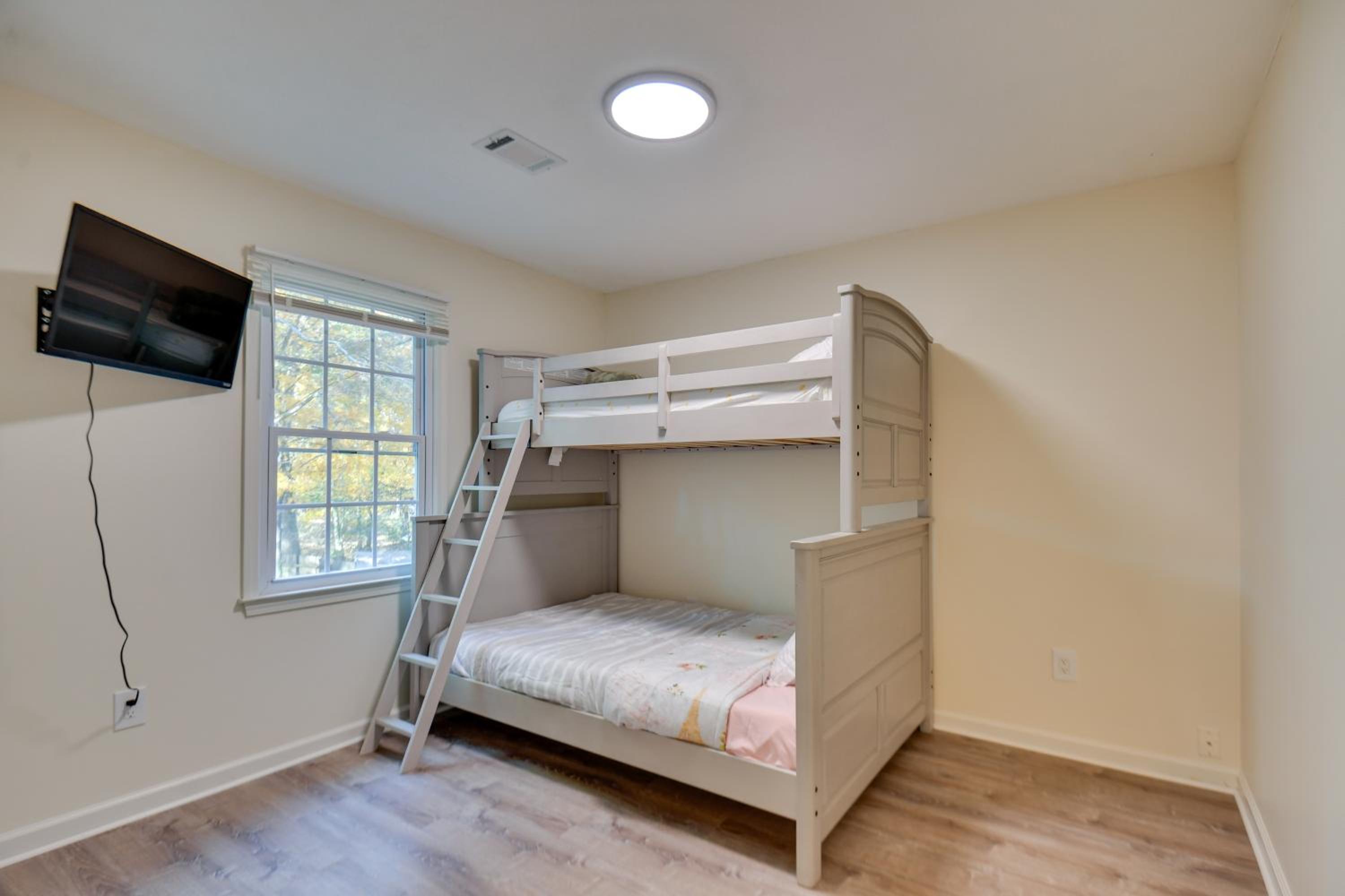 Fully Updated! Suburb Stay Near Sugarloaf Mills