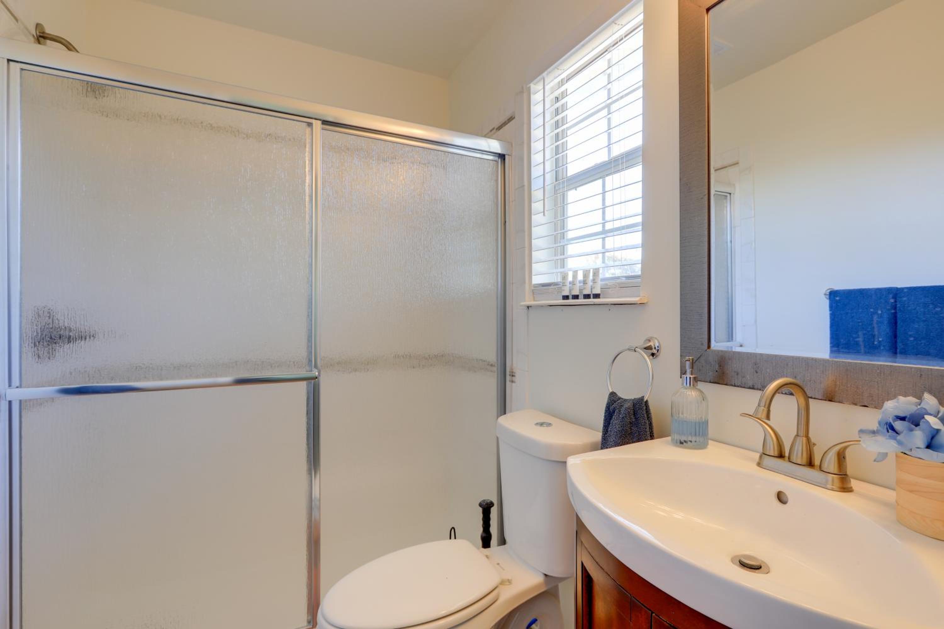 2 Mi to Town Bright Home with Deck in McDonough!
