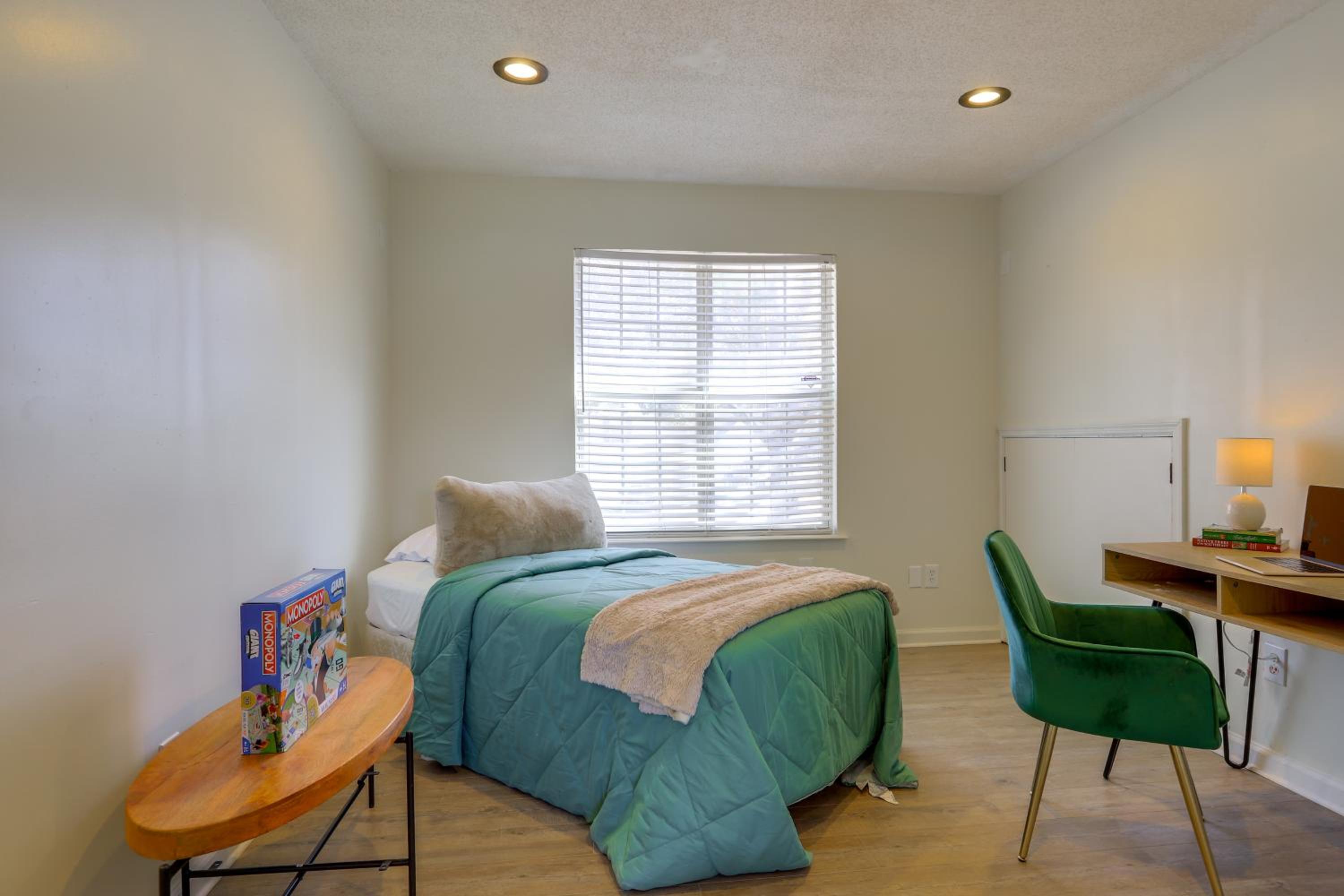 2 Mi to Town Bright Home with Deck in McDonough!