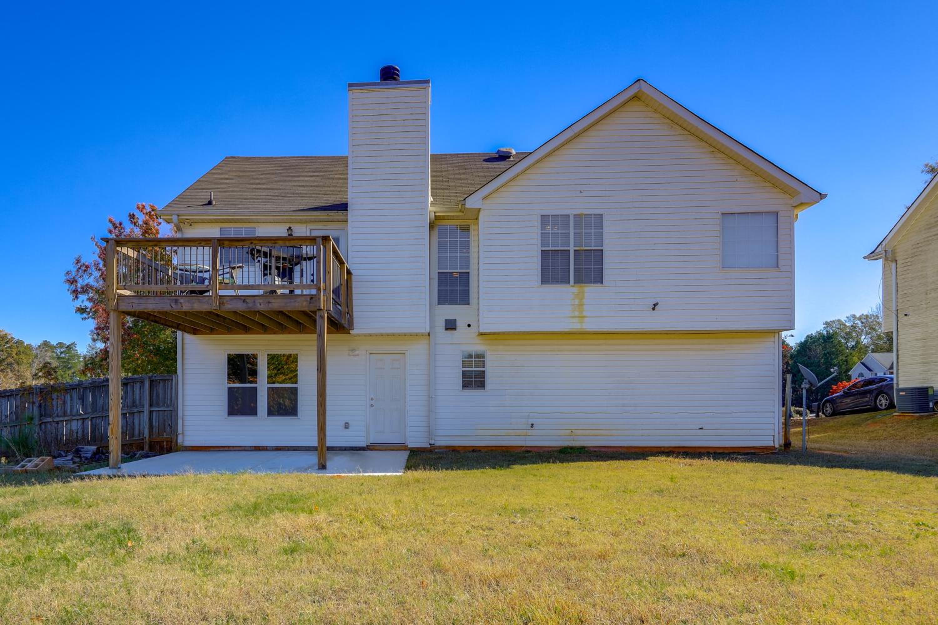 2 Mi to Town Bright Home with Deck in McDonough!