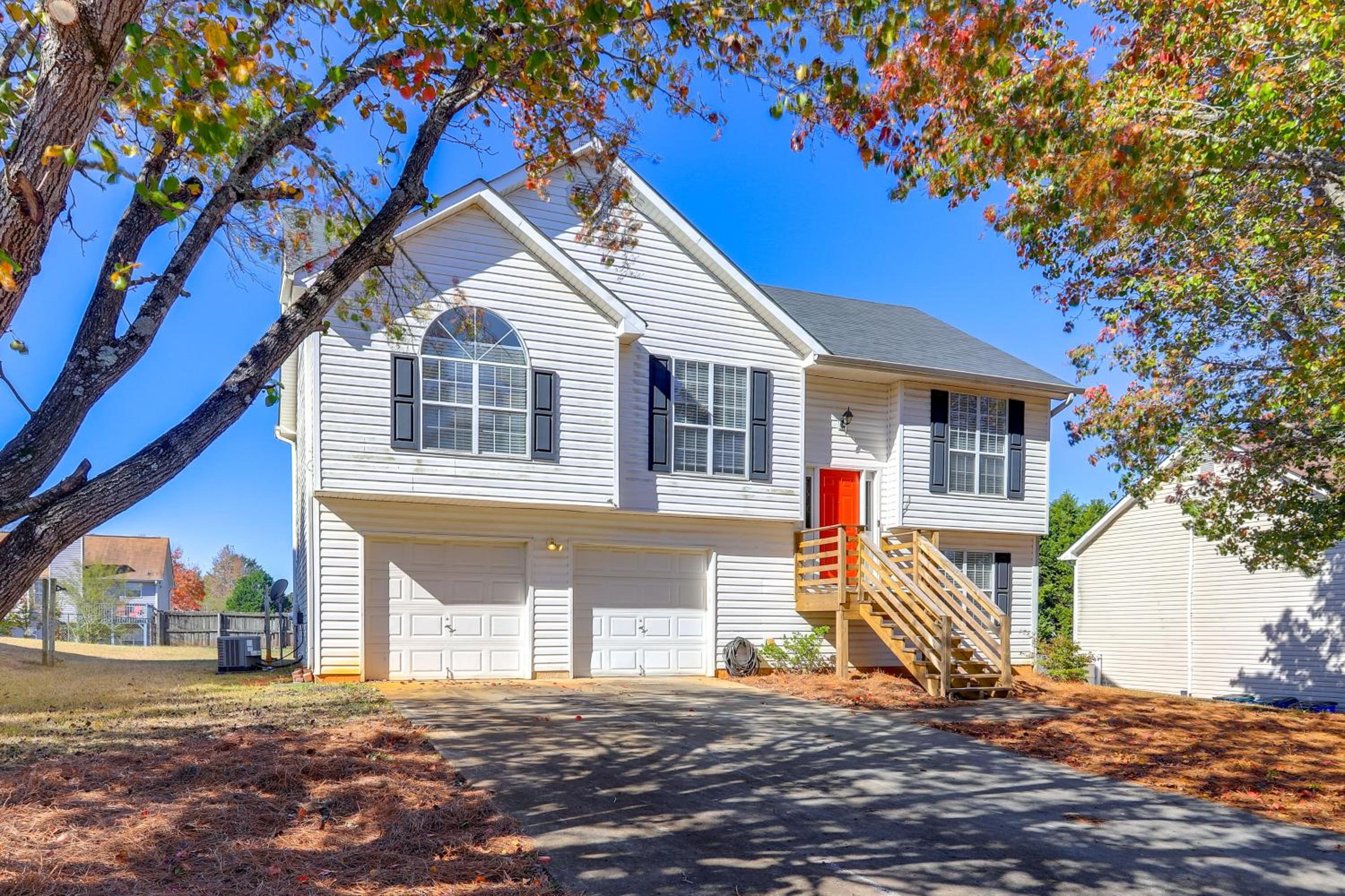2 Mi to Town Bright Home with Deck in McDonough!