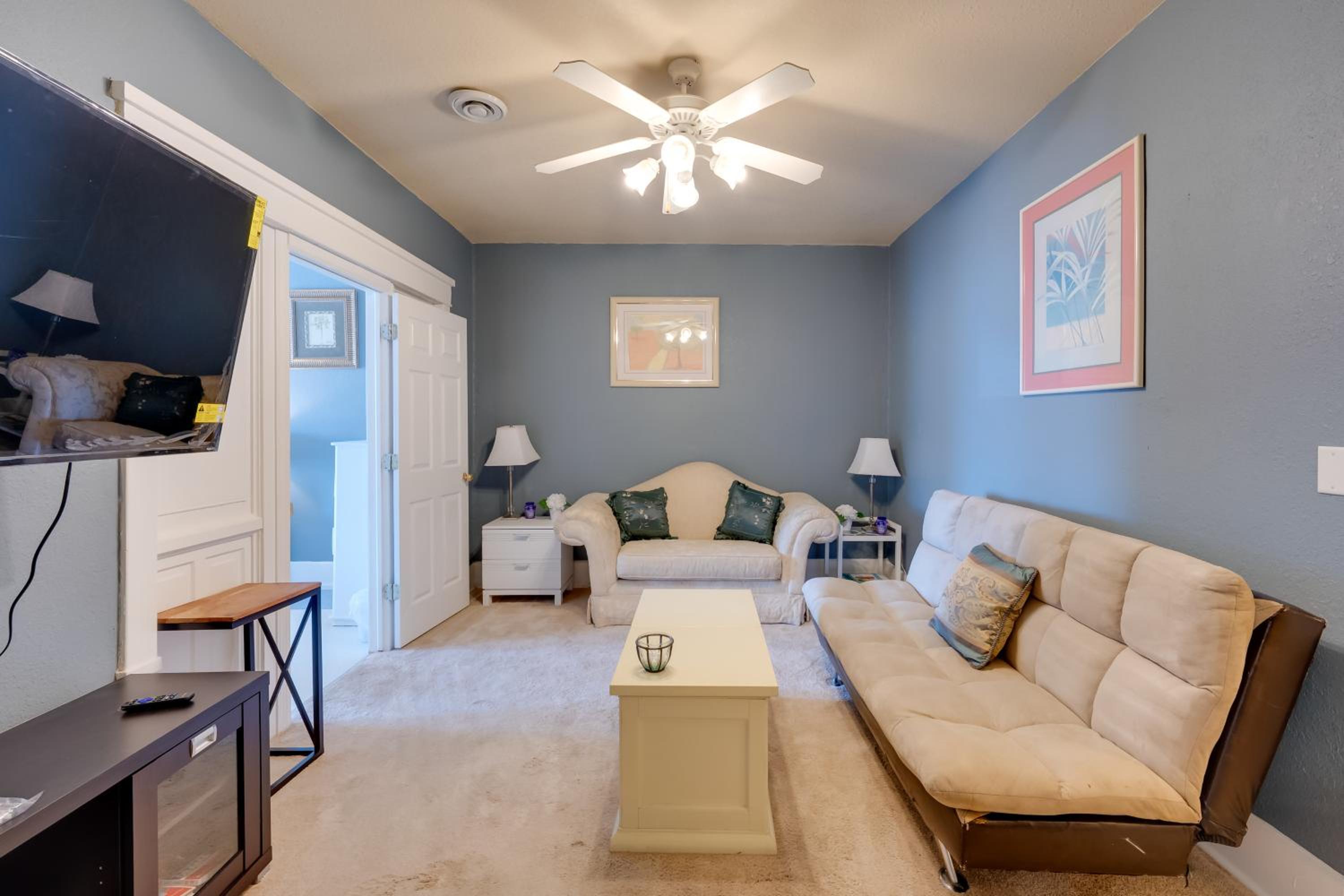 Walkable Racine Retreat! 1 Mi to Lake Michigan