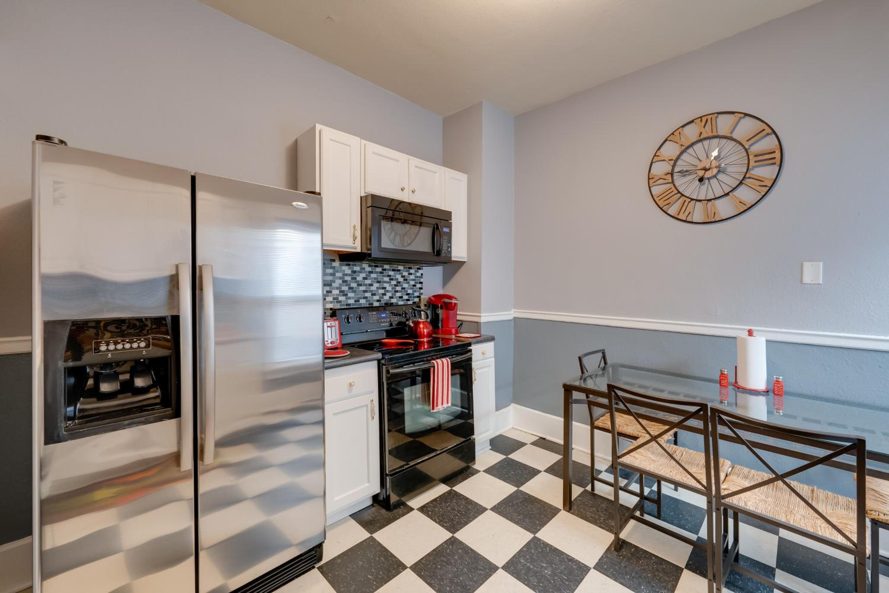 Walkable Racine Retreat! 1 Mi to Lake Michigan