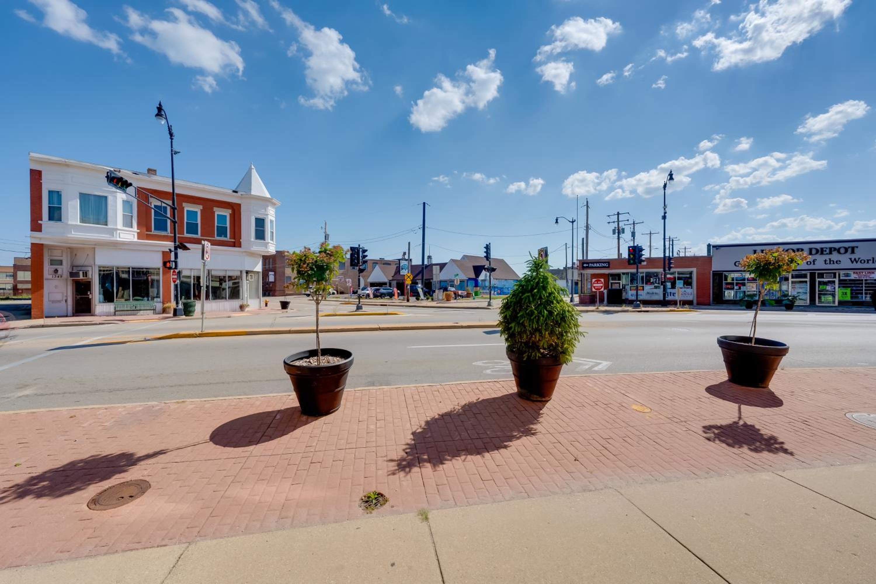 Walkable Racine Retreat! 1 Mi to Lake Michigan
