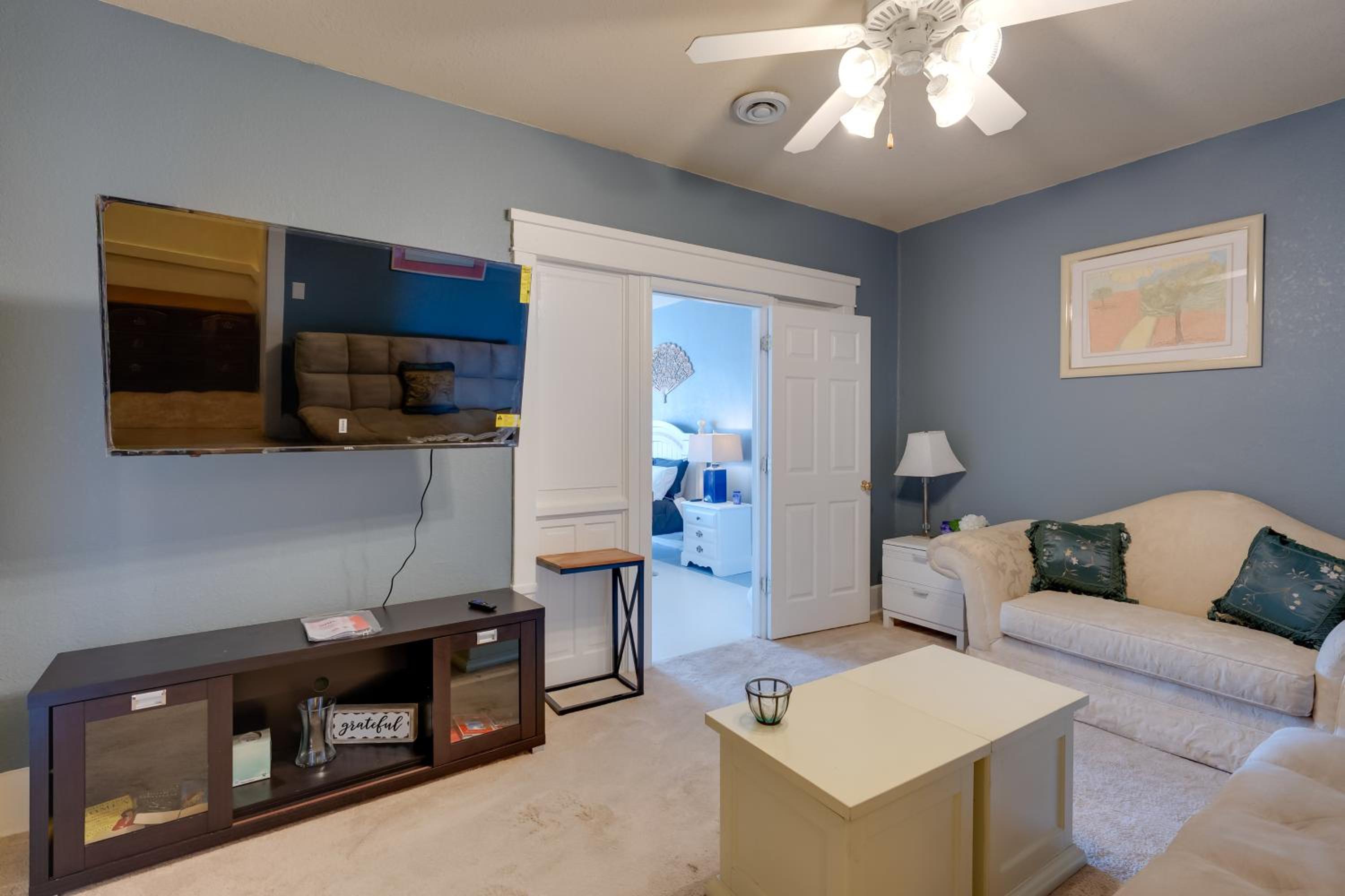 Walkable Racine Retreat! 1 Mi to Lake Michigan